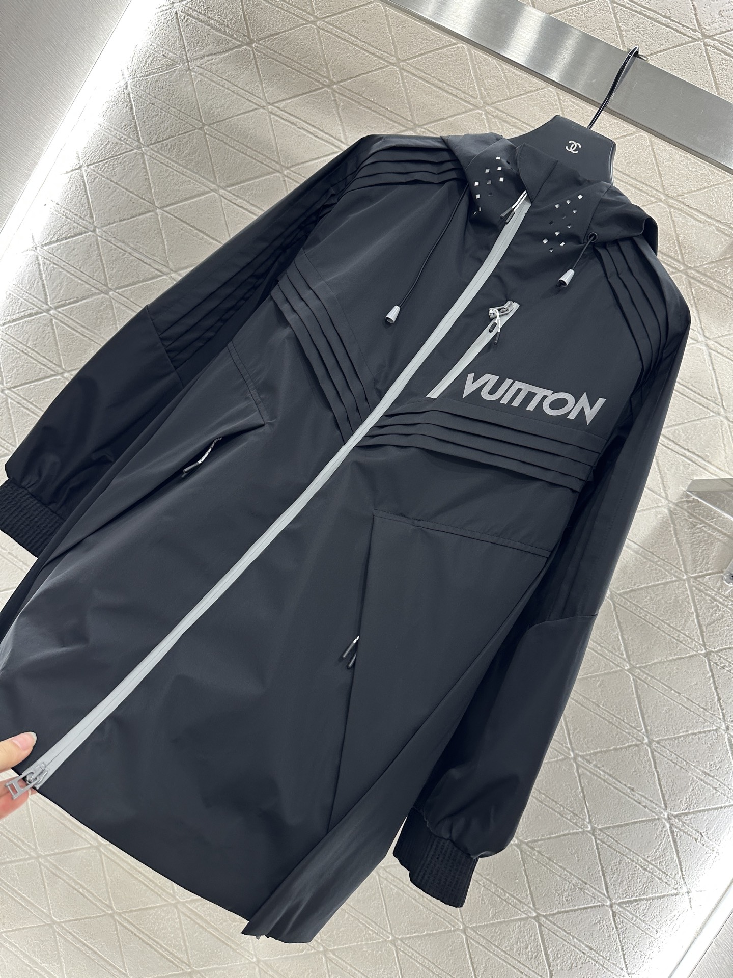 ♥Louis Vuitto*♥2025新品上架 连帽廓形冲锋外套定制YB进口冲锋尼龙材质 质感高级 挺括