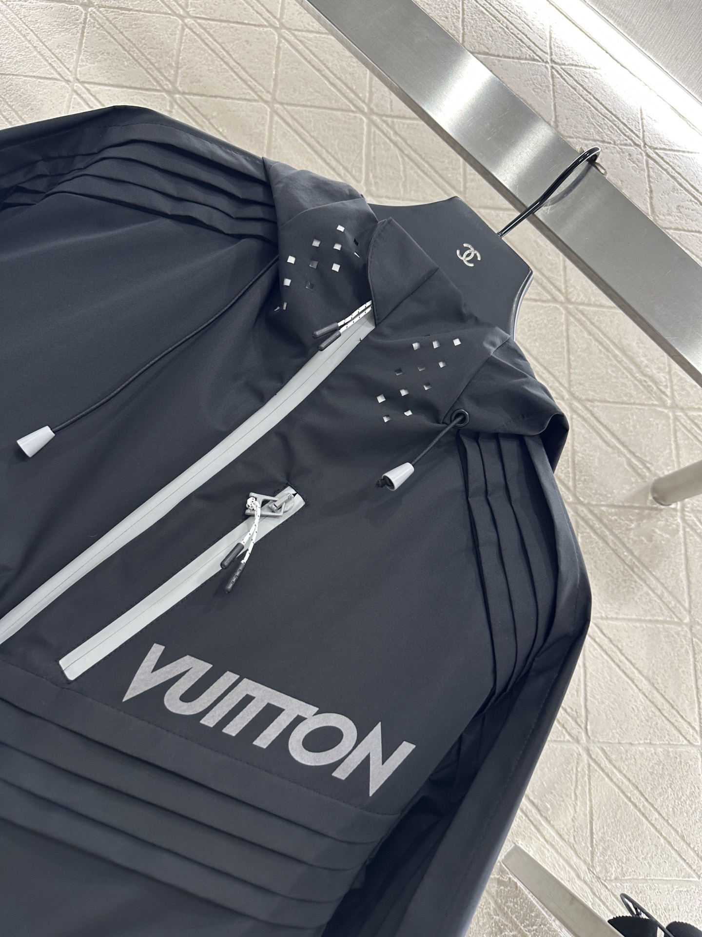 ♥Louis Vuitto*♥2025新品上架 连帽廓形冲锋外套定制YB进口冲锋尼龙材质 质感高级 挺括