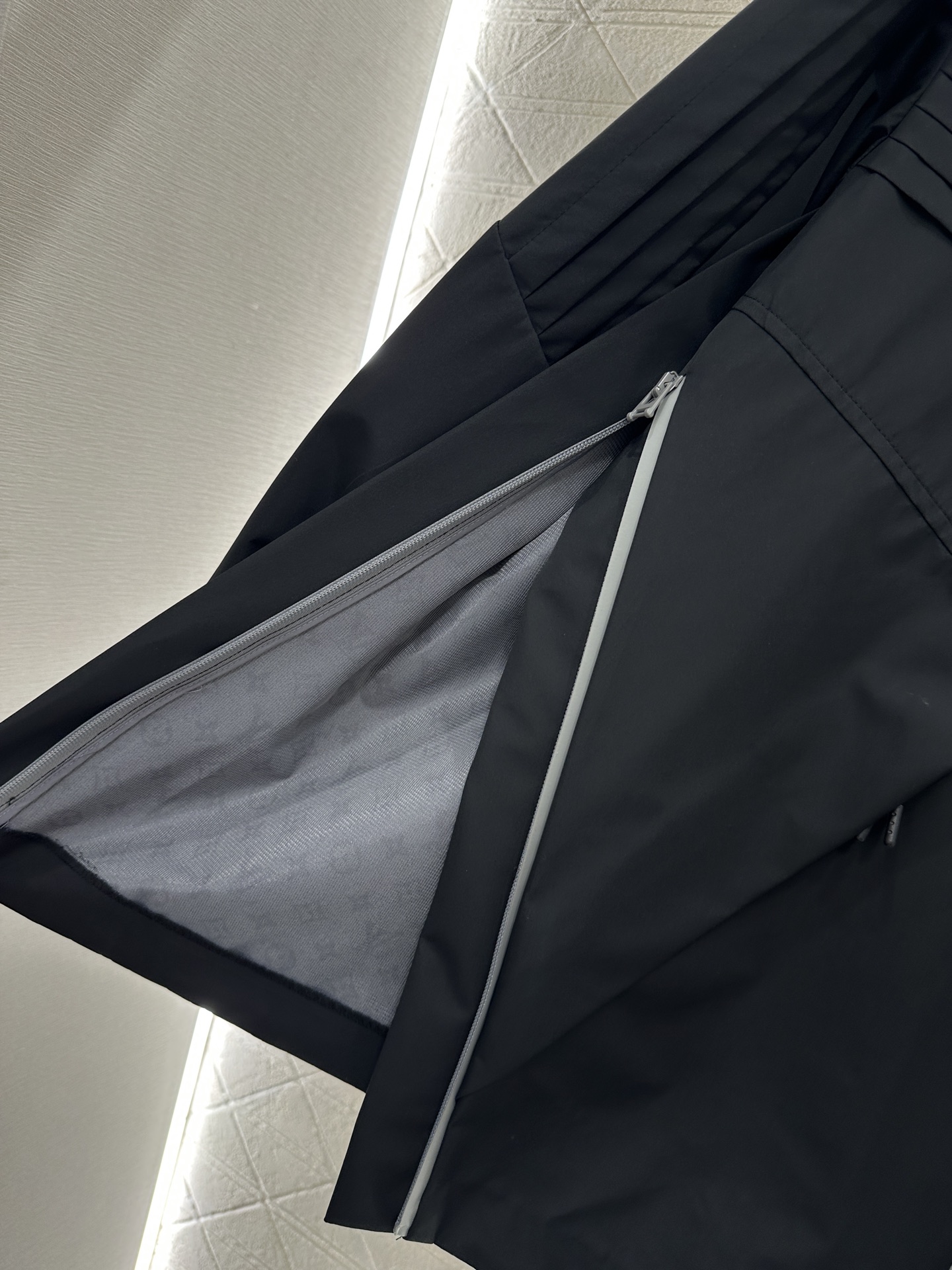 ♥Louis Vuitto*♥2025新品上架 连帽廓形冲锋外套定制YB进口冲锋尼龙材质 质感高级 挺括