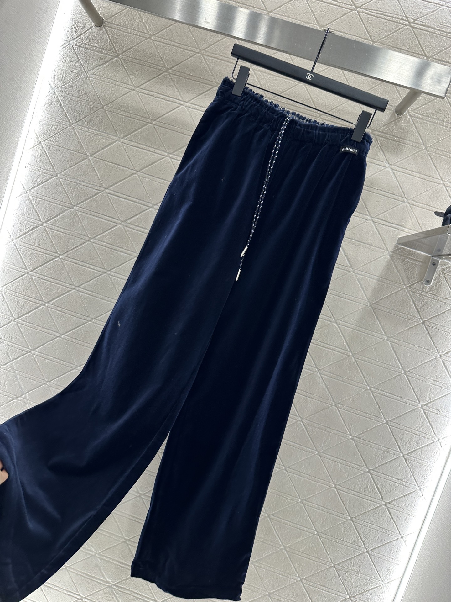 ♥Miumi*♥2025新品上架 绞花抽绳阔腿长裤定制YB进口丝绒棉材质 面料柔软舒适 光泽度上乘 高腰