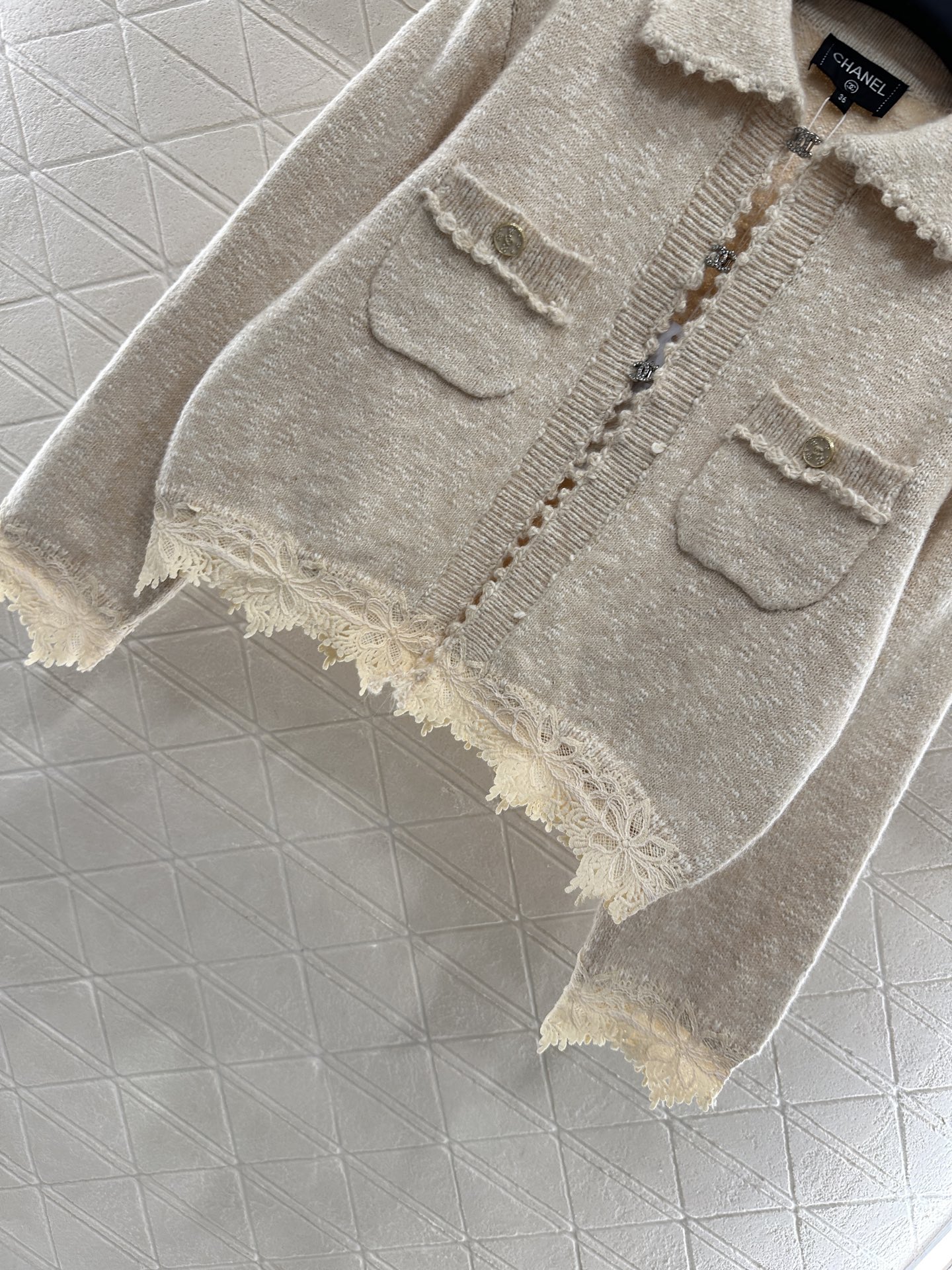 ♥Chane*♥2025新品上架 绣花花边针织开衫定制YB羊绒纱线织造 穿搭舒适 柔软细腻 翻领针织开衫