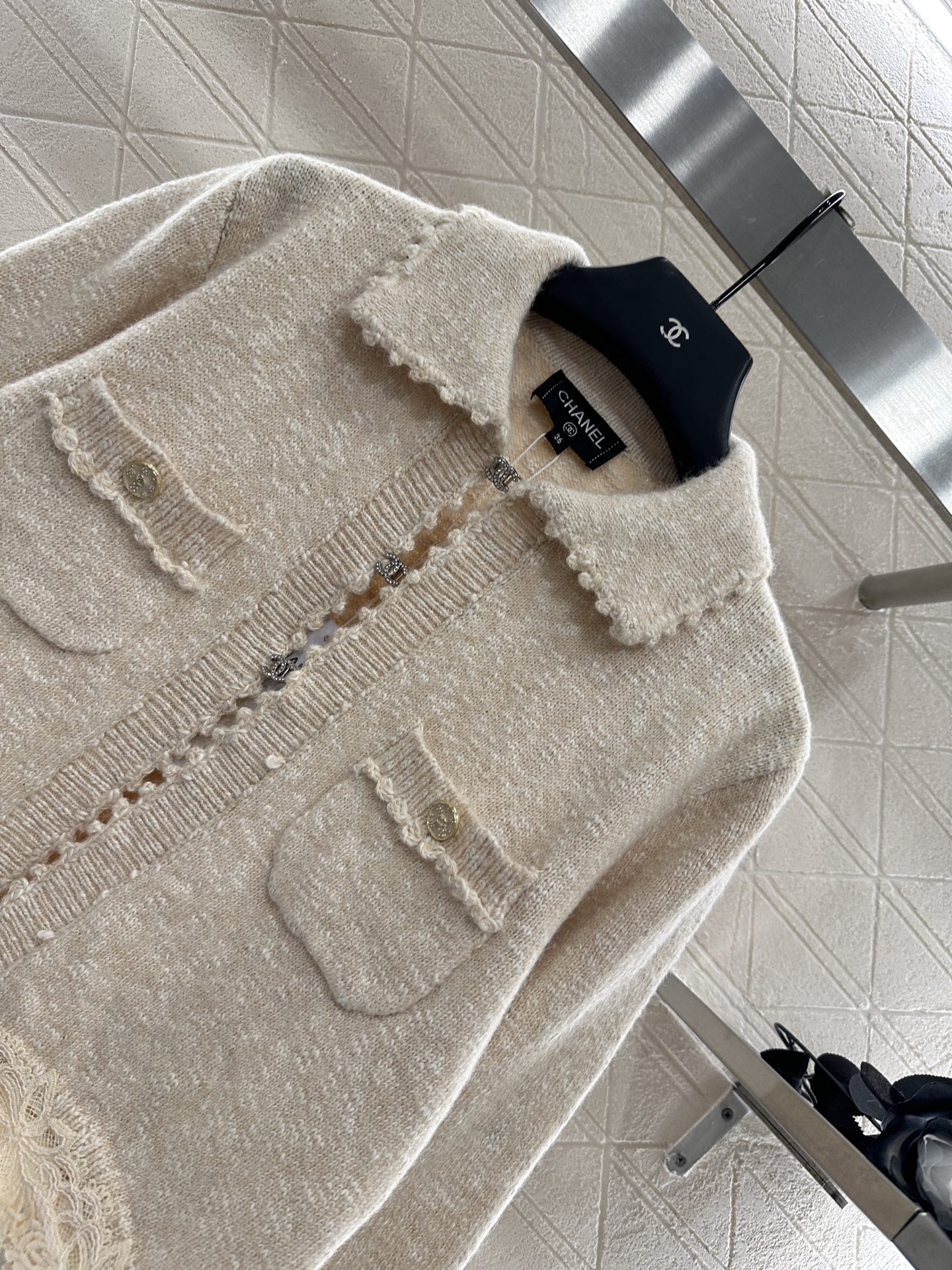 ♥Chane*♥2025新品上架 绣花花边针织开衫定制YB羊绒纱线织造 穿搭舒适 柔软细腻 翻领针织开衫