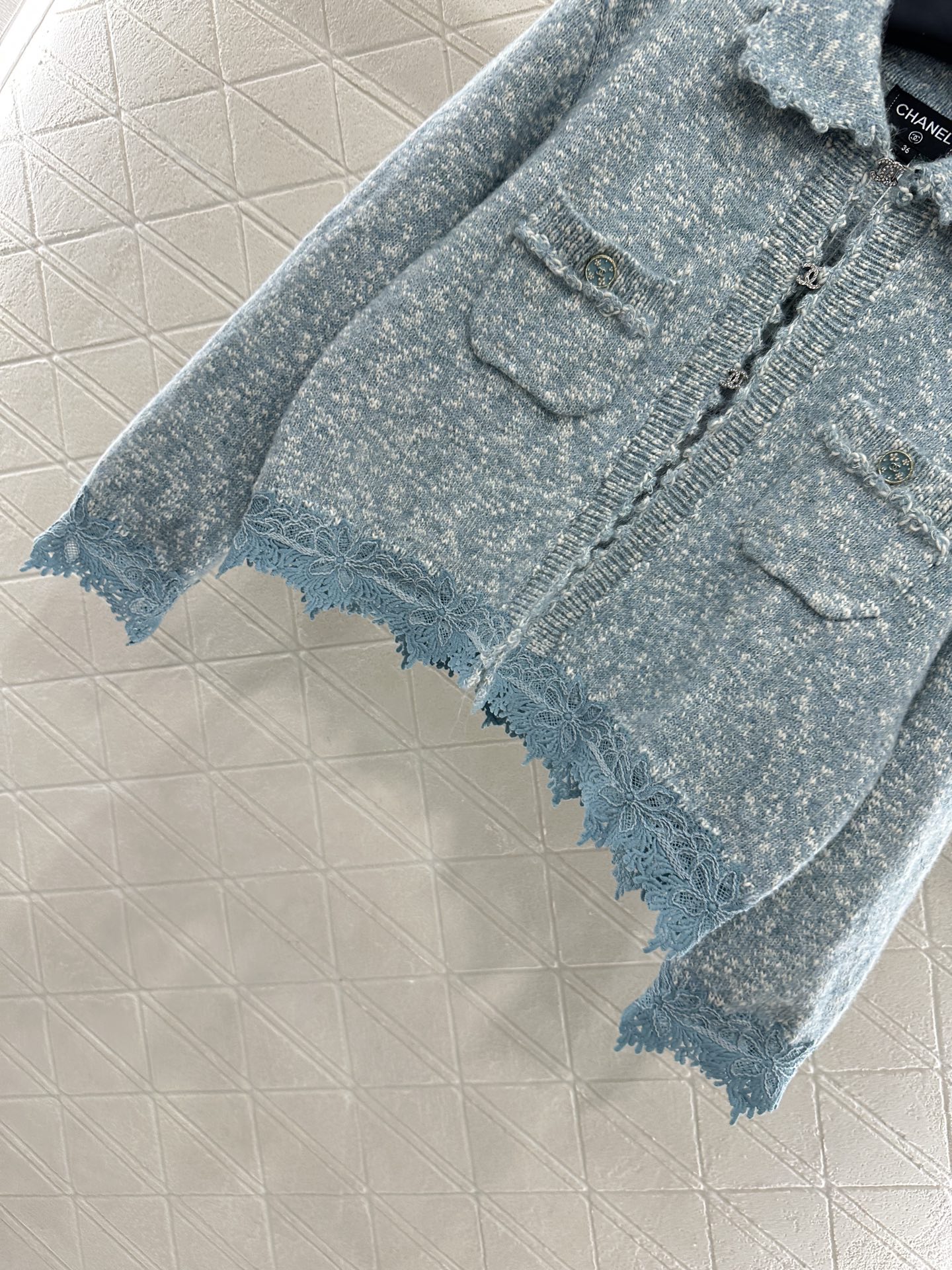 ♥Chane*♥2025新品上架 绣花花边针织开衫定制YB羊绒纱线织造 穿搭舒适 柔软细腻 翻领针织开衫