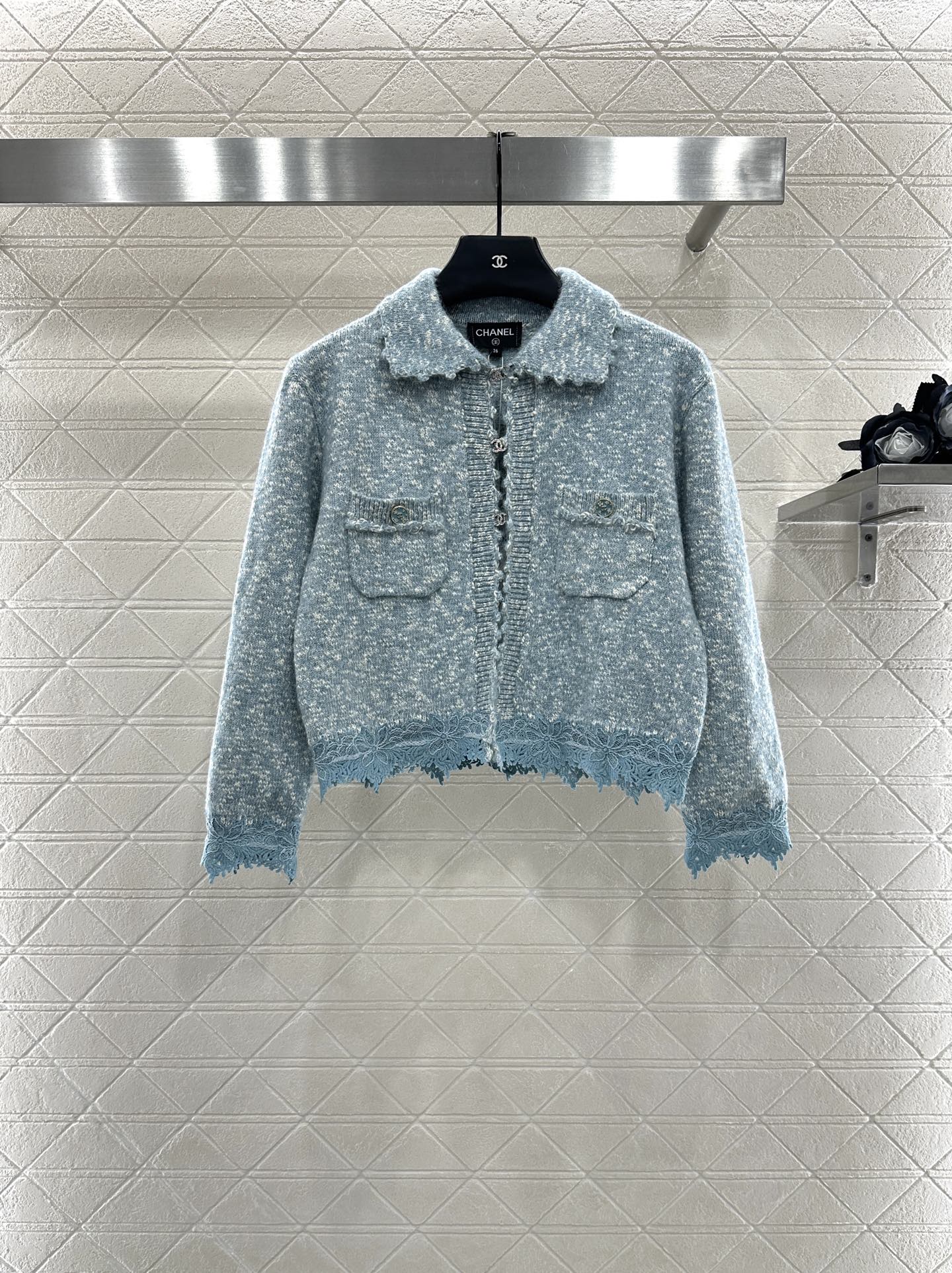 ♥Chane*♥2025新品上架 绣花花边针织开衫定制YB羊绒纱线织造 穿搭舒适 柔软细腻 翻领针织开衫