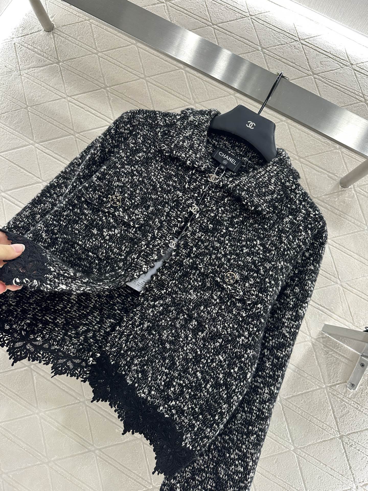 ♥Chane*♥2025新品上架 绣花花边针织开衫定制YB羊绒纱线织造 穿搭舒适 柔软细腻 翻领针织开衫