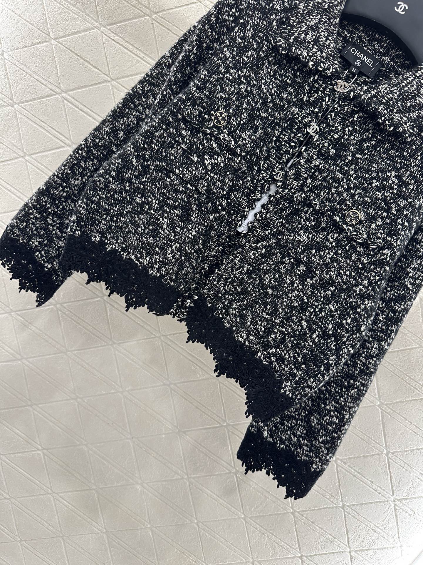 ♥Chane*♥2025新品上架 绣花花边针织开衫定制YB羊绒纱线织造 穿搭舒适 柔软细腻 翻领针织开衫