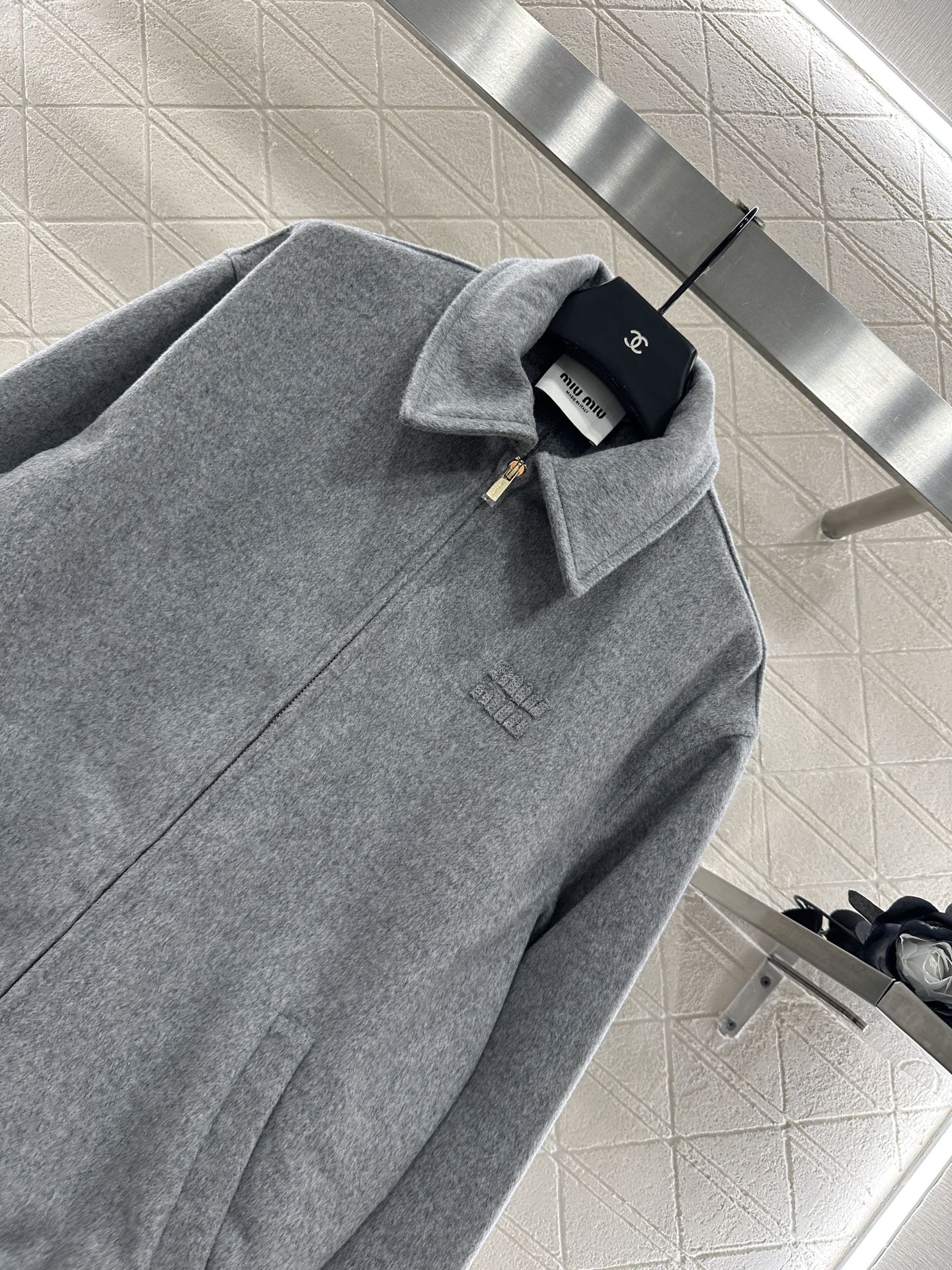 ♥Miumi*♥2025新品上架 翻领休闲外套定制YB进口羊绒羊毛材质 质感高级 分量十足 廓形翻领外套