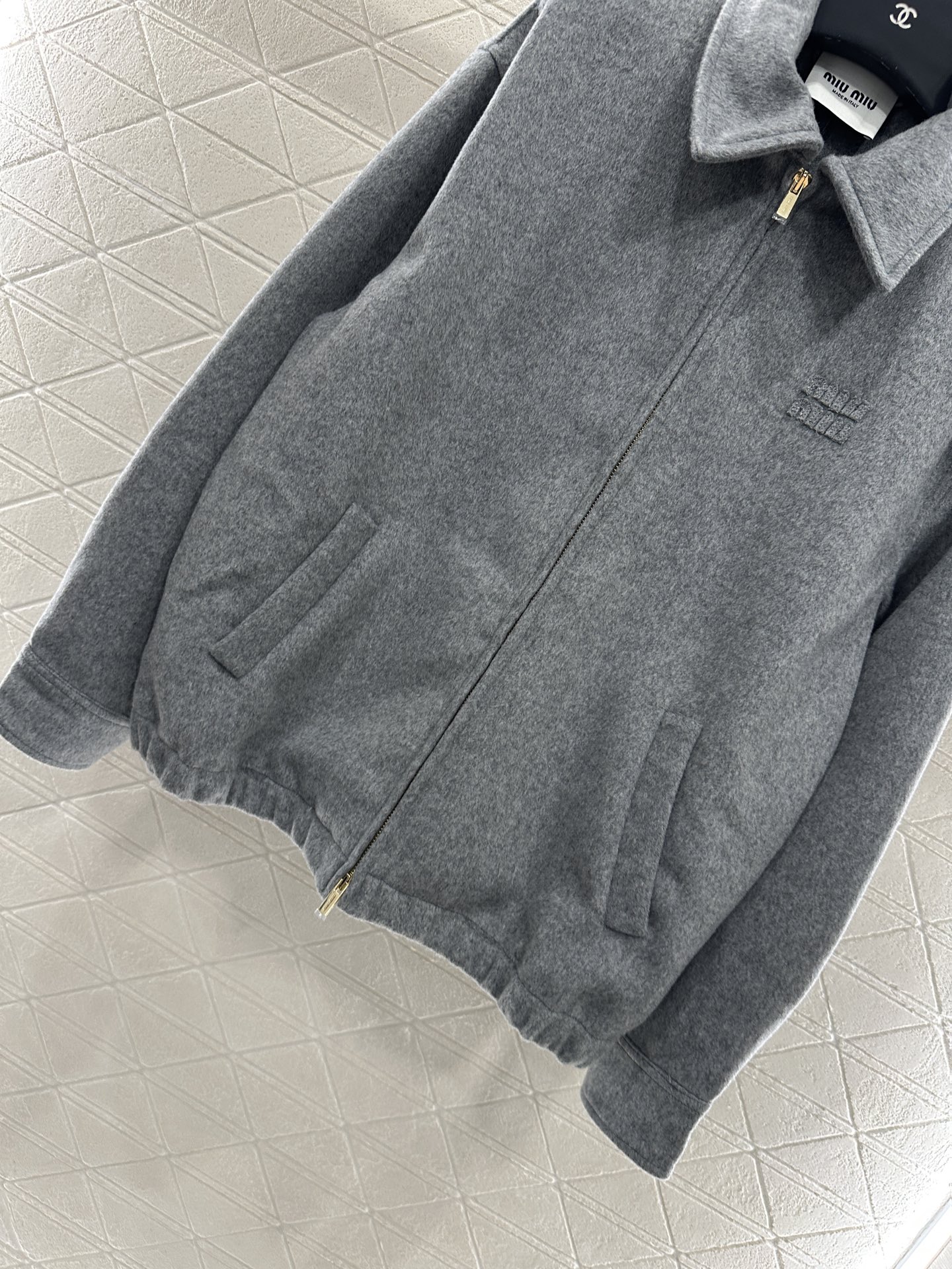 ♥Miumi*♥2025新品上架 翻领休闲外套定制YB进口羊绒羊毛材质 质感高级 分量十足 廓形翻领外套
