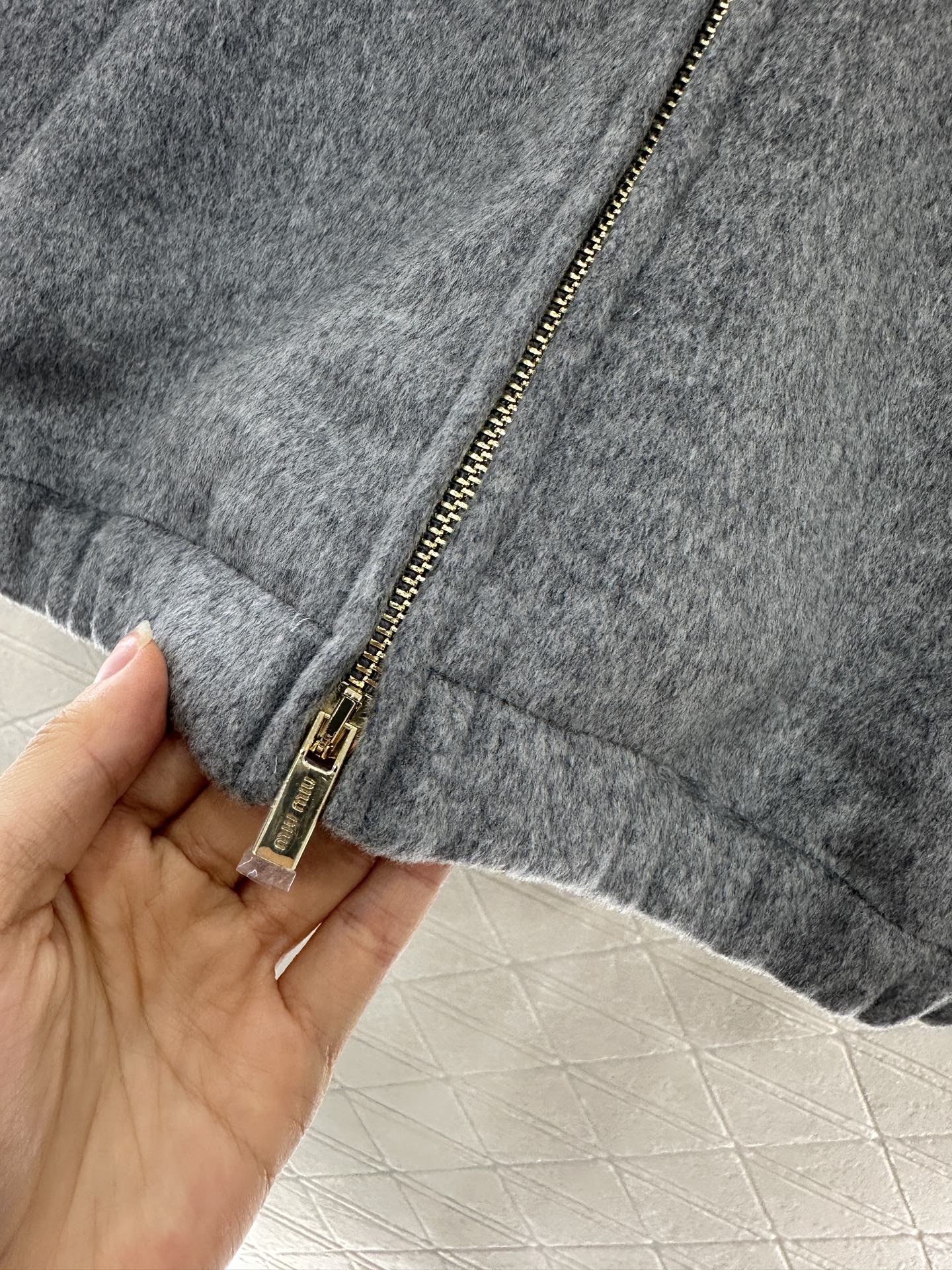 ♥Miumi*♥2025新品上架 翻领休闲外套定制YB进口羊绒羊毛材质 质感高级 分量十足 廓形翻领外套