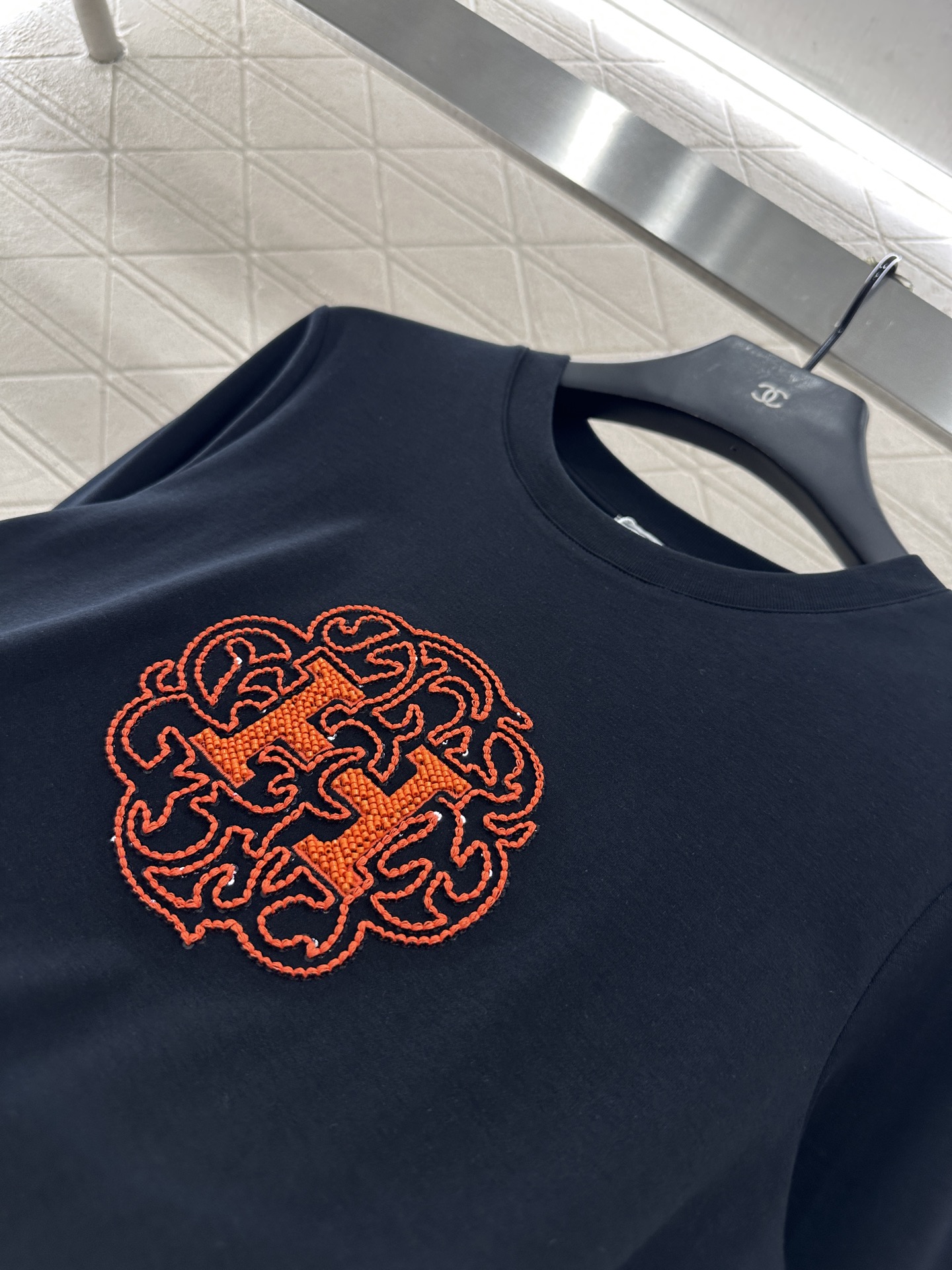 ♥Herme*♥2025新品上架 修身订珠徽标上衣定制YB斜纹全棉材质 质感舒适 弹力十足 修身圆领上衣