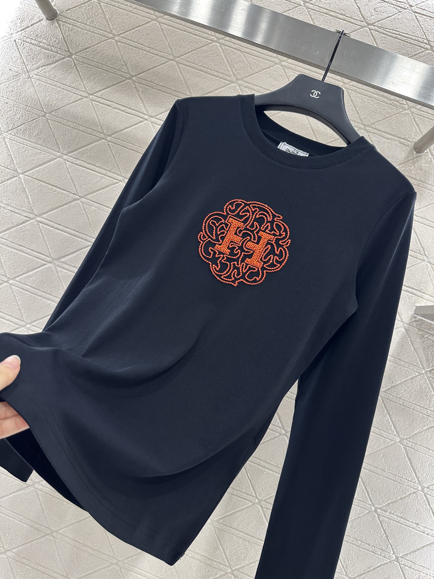 ♥Herme*♥2025新品上架 修身订珠徽标上衣定制YB斜纹全棉材质 质感舒适 弹力十足 修身圆领上衣