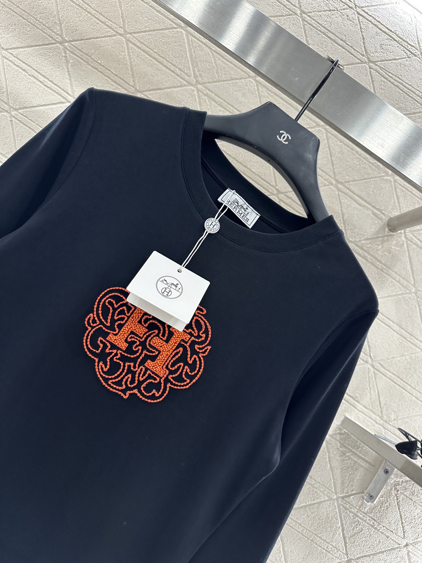 ♥Herme*♥2025新品上架 修身订珠徽标上衣定制YB斜纹全棉材质 质感舒适 弹力十足 修身圆领上衣