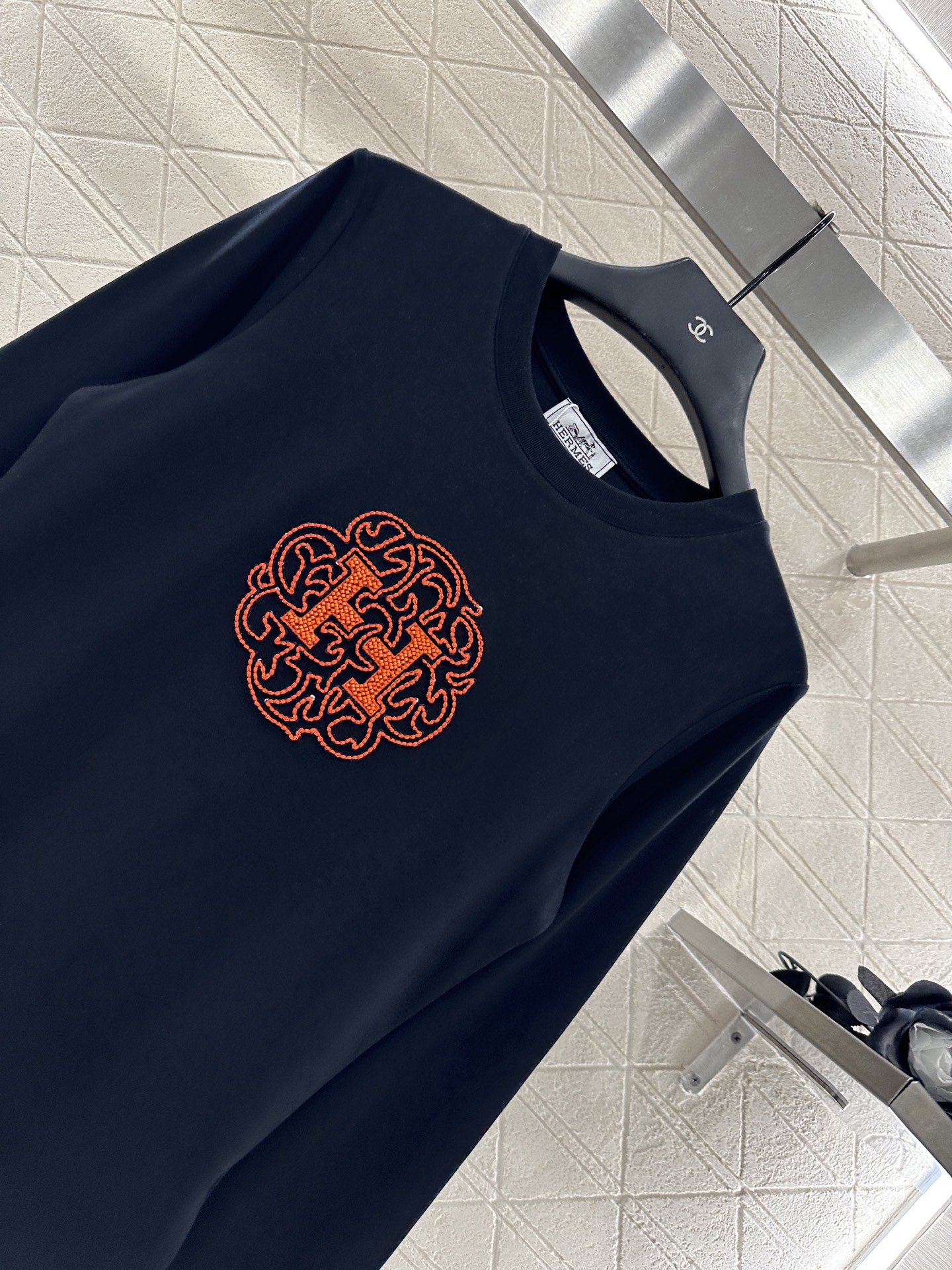 ♥Herme*♥2025新品上架 修身订珠徽标上衣定制YB斜纹全棉材质 质感舒适 弹力十足 修身圆领上衣