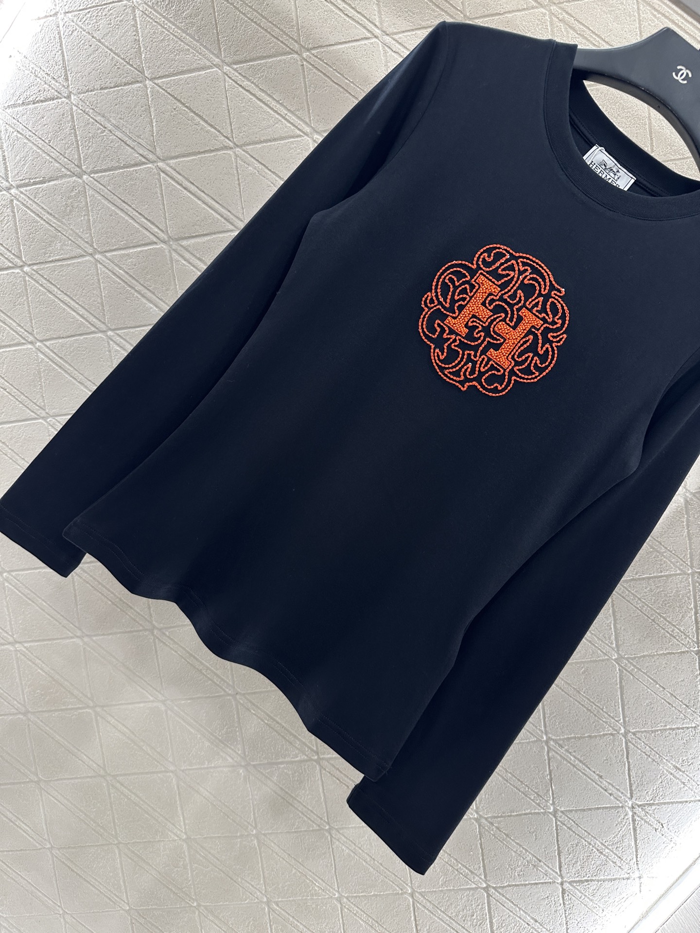 ♥Herme*♥2025新品上架 修身订珠徽标上衣定制YB斜纹全棉材质 质感舒适 弹力十足 修身圆领上衣