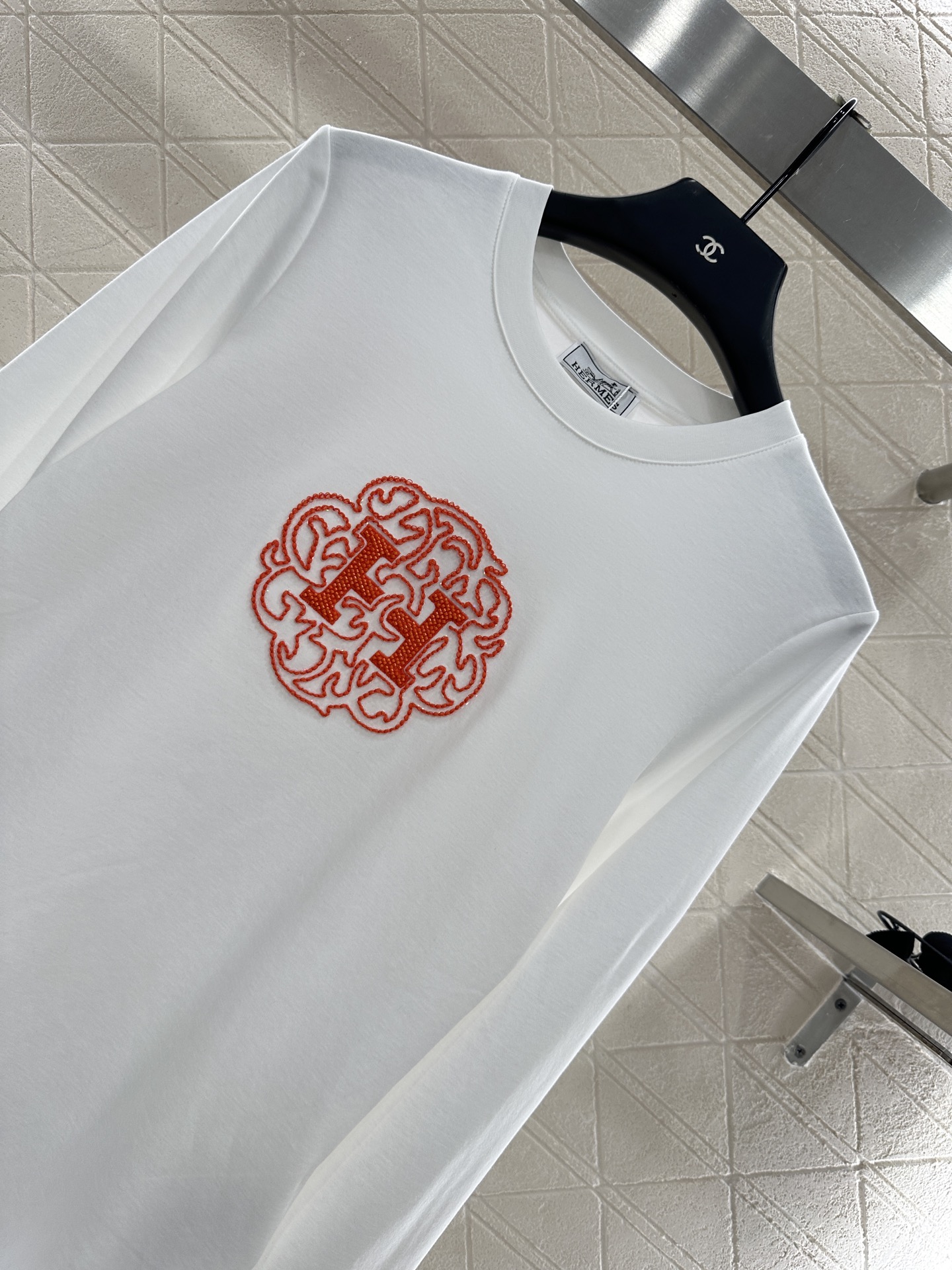 ♥Herme*♥2025新品上架 修身订珠徽标上衣定制YB斜纹全棉材质 质感舒适 弹力十足 修身圆领上衣