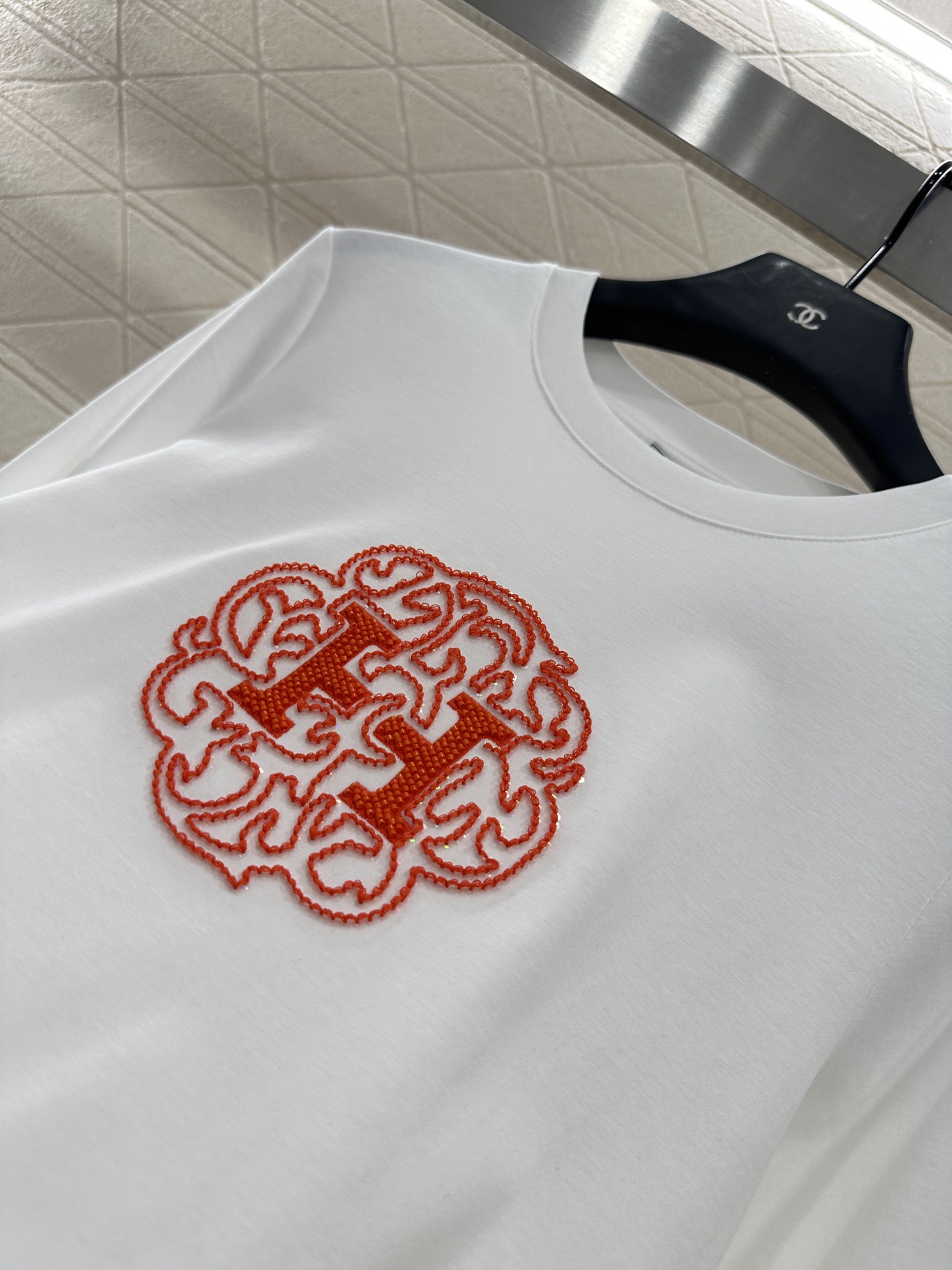 ♥Herme*♥2025新品上架 修身订珠徽标上衣定制YB斜纹全棉材质 质感舒适 弹力十足 修身圆领上衣