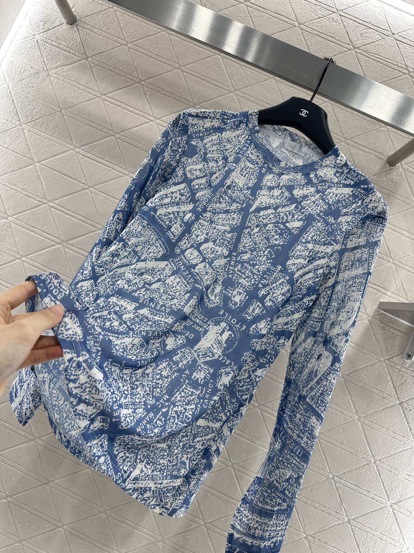 ♥Dio*♥2025新品上架 修身圆领印花打底衫定制YB进口网纱材质 清透舒适 弹力十足 圆领长袖打底裁