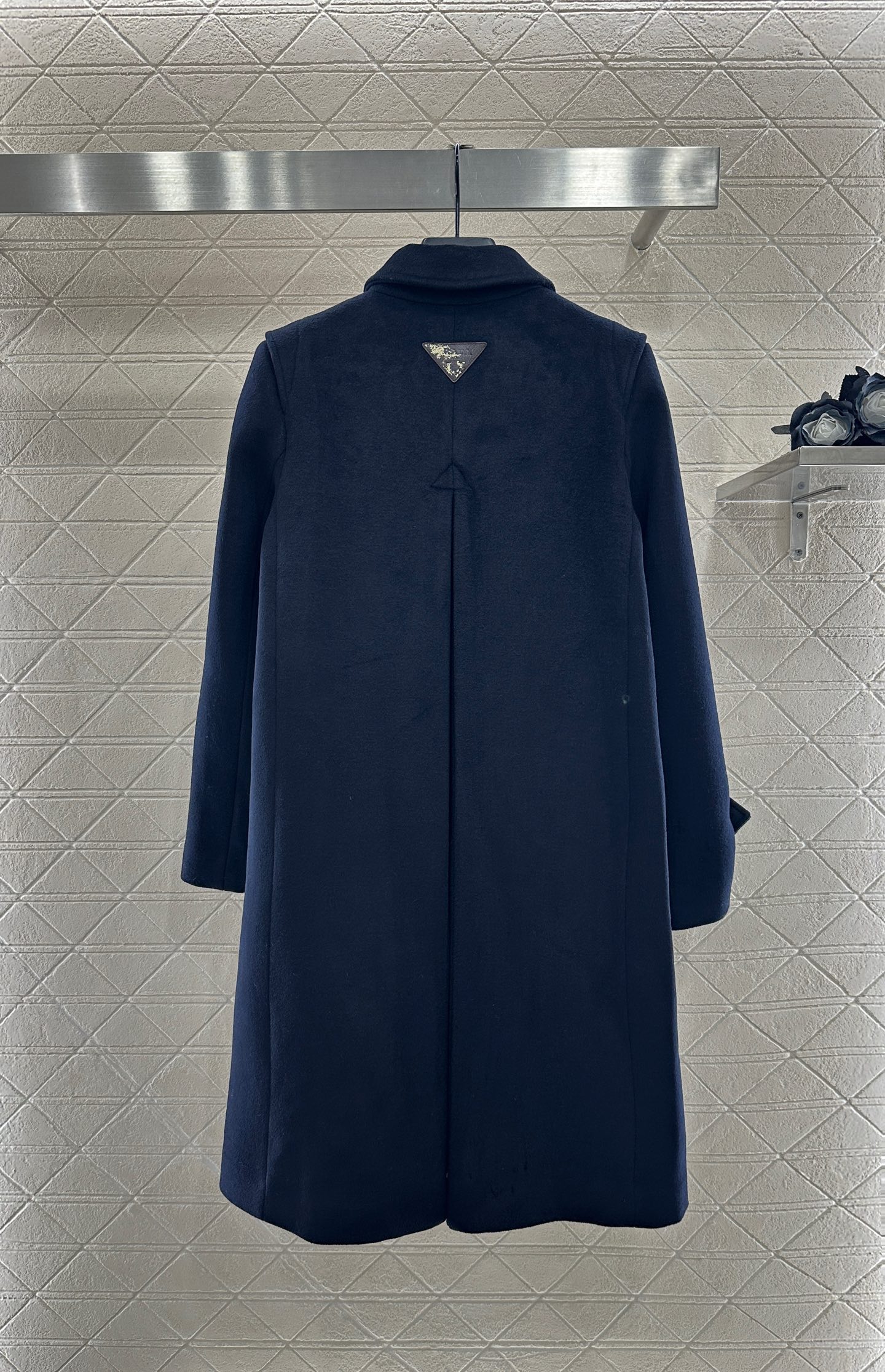 ♥Prad*♥2025新品上架 正肩翻领长款大衣定制YB百分百羊毛材质 质感品相绝佳 长款翻领毛呢大衣 