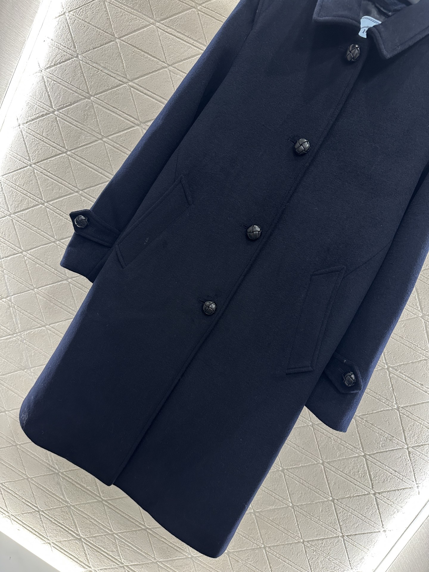 ♥Prad*♥2025新品上架 正肩翻领长款大衣定制YB百分百羊毛材质 质感品相绝佳 长款翻领毛呢大衣 