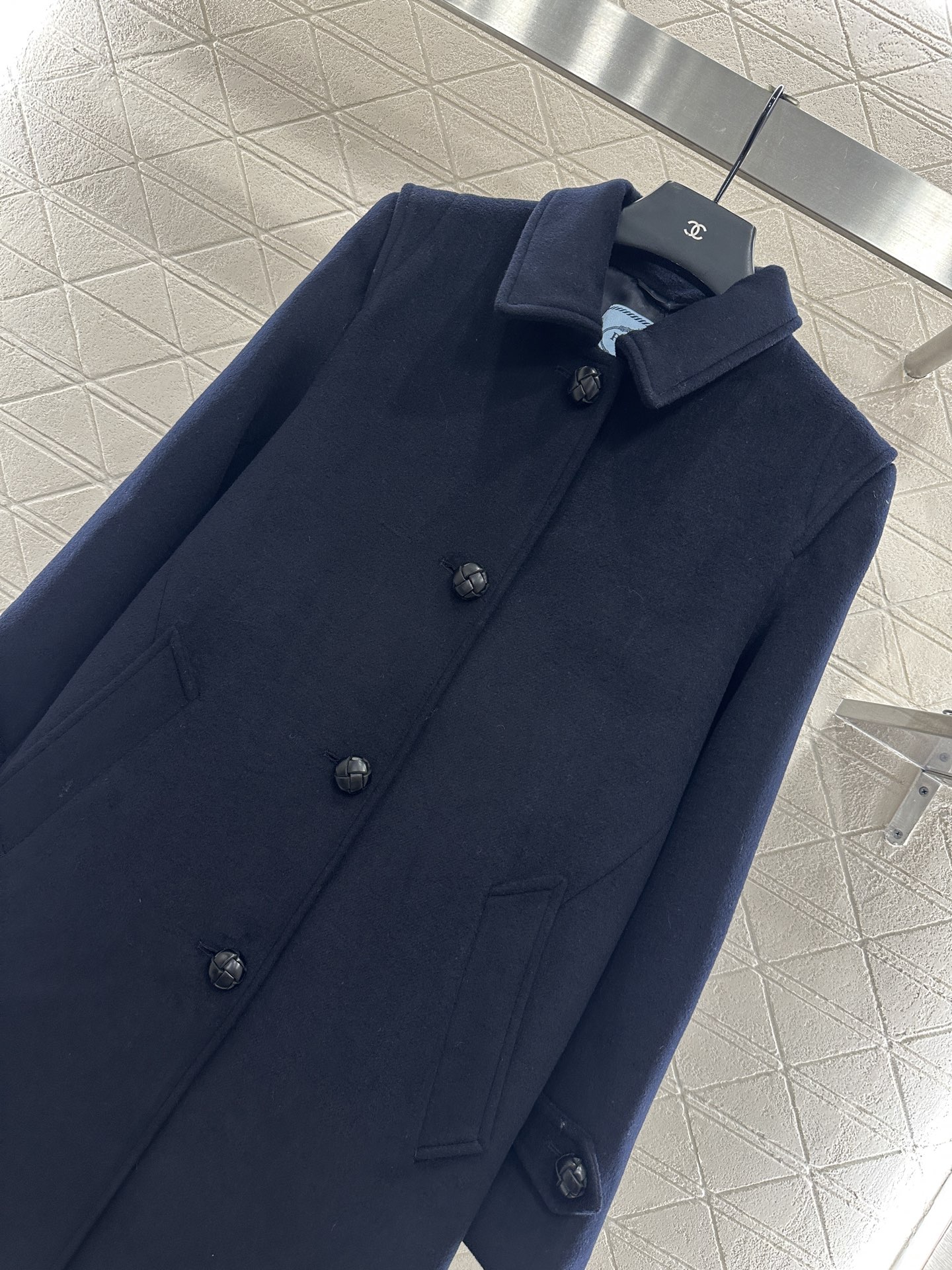 ♥Prad*♥2025新品上架 正肩翻领长款大衣定制YB百分百羊毛材质 质感品相绝佳 长款翻领毛呢大衣 