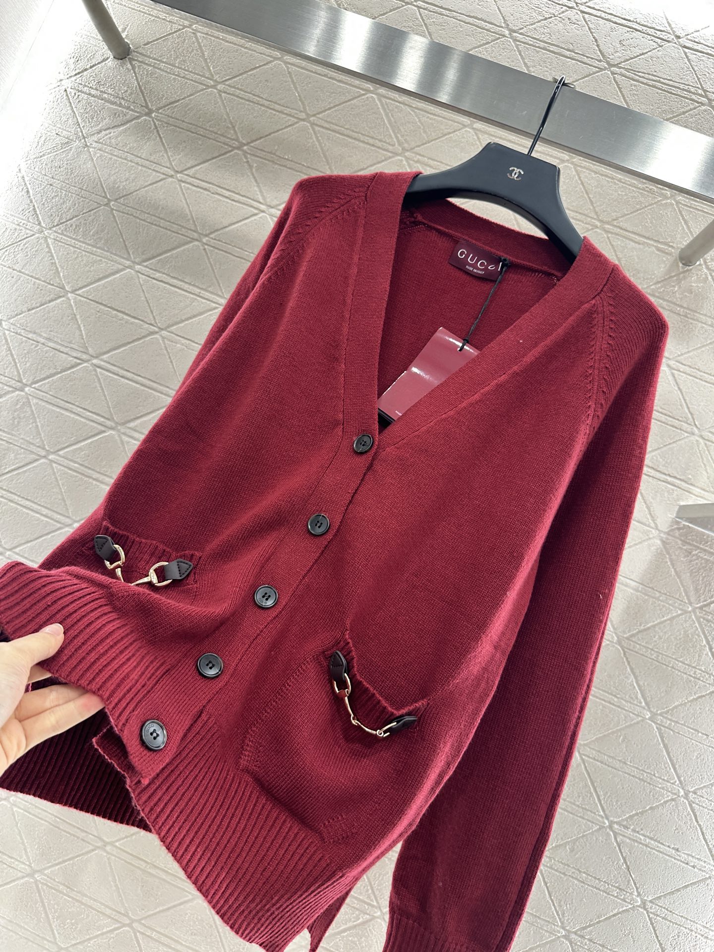 ♥Gucc*♥2025新品上架 马衔扣口袋针织开衫定制YB羊毛纱线织造 质感高级 舒适柔软 V领针织开衫
