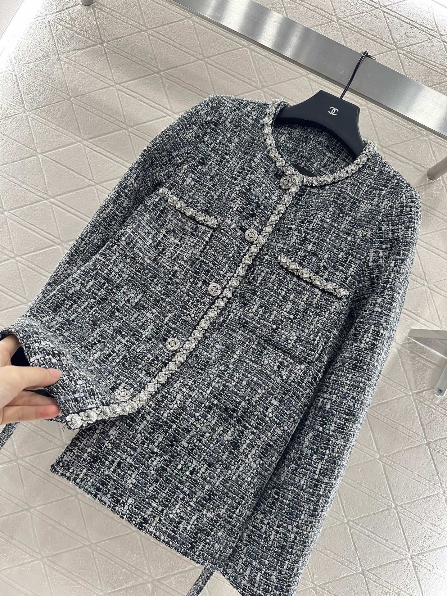 ♥Chane*♥2025新品上架 圆领洋装钉珠捆边外套定制YB进口粗纺羊毛呢材质 质感高级 品相十足 圆