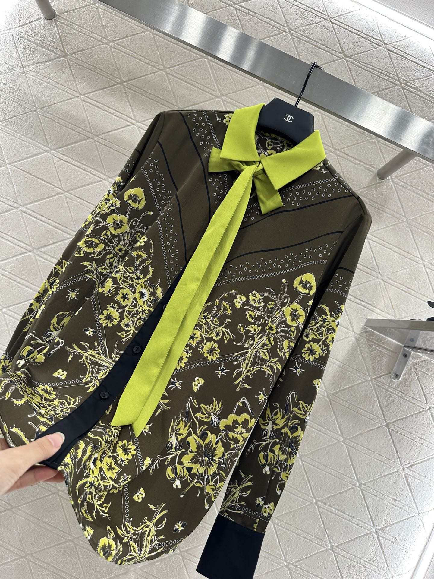 ♥Gucc*♥2025新品上架 印花飘带衬衫半裙套装定制YB进口斜纹稠材质 质感光泽 垂顺舒适 撞色翻领