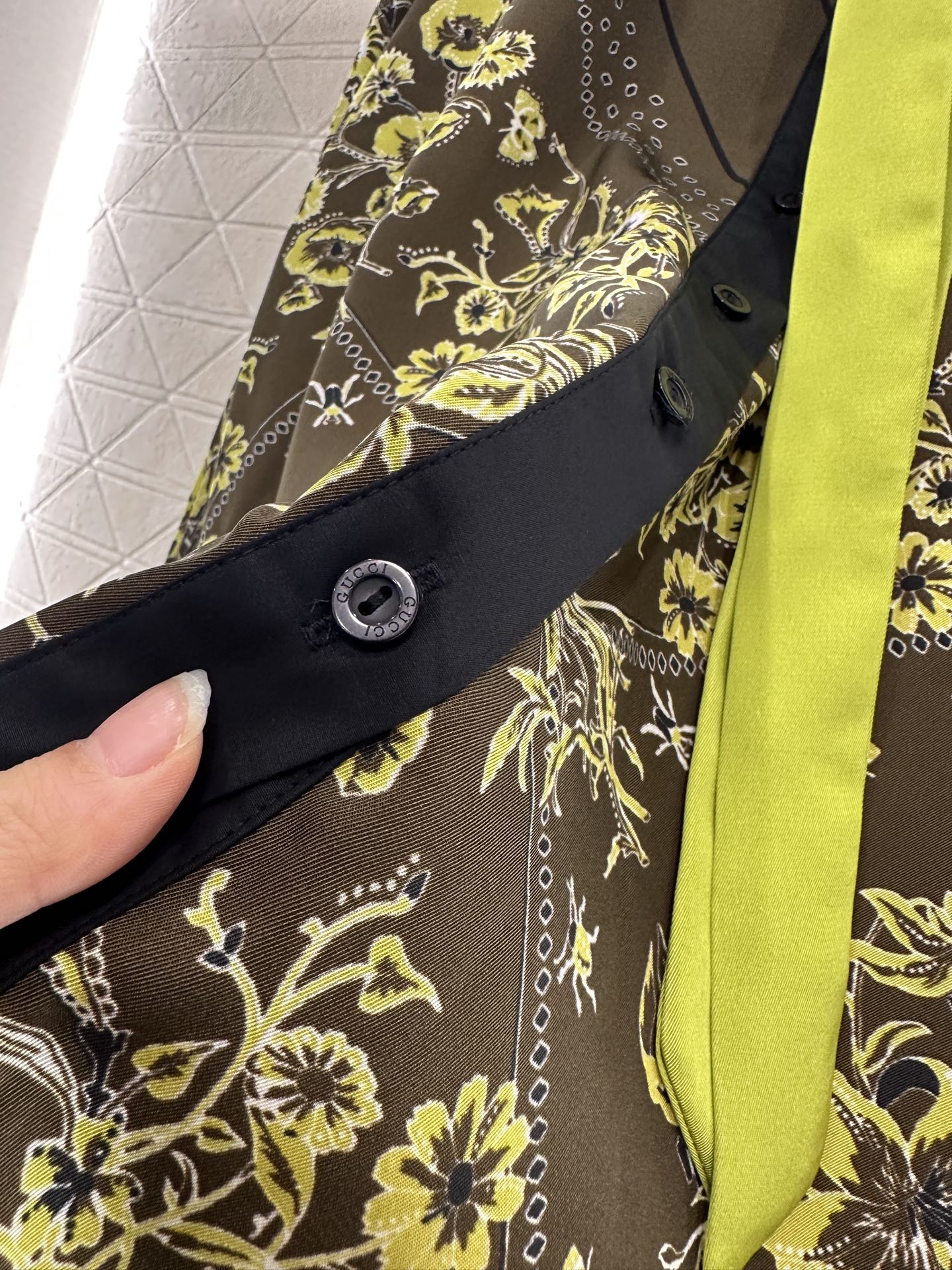 ♥Gucc*♥2025新品上架 印花飘带衬衫半裙套装定制YB进口斜纹稠材质 质感光泽 垂顺舒适 撞色翻领