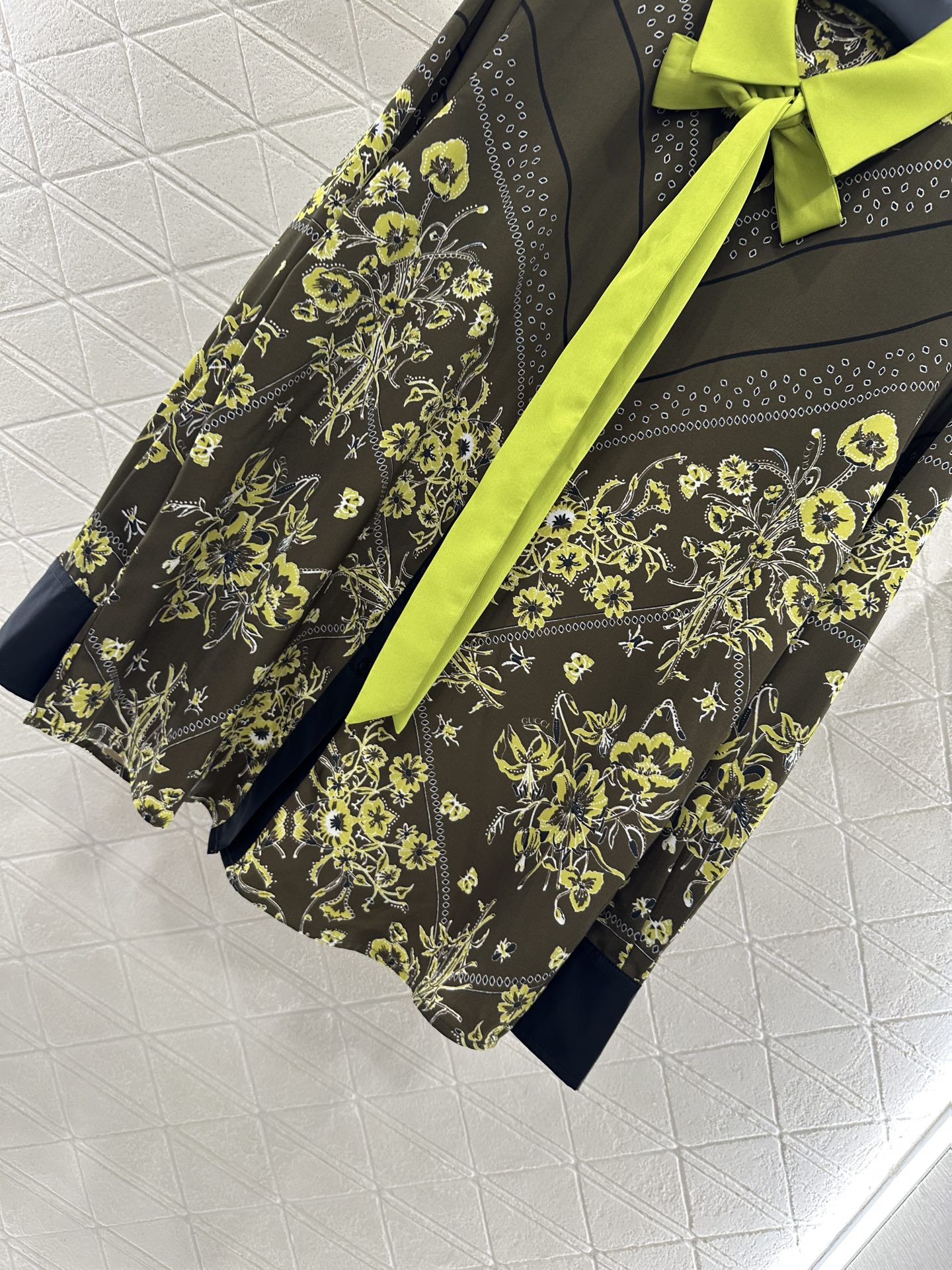 ♥Gucc*♥2025新品上架 印花飘带衬衫半裙套装定制YB进口斜纹稠材质 质感光泽 垂顺舒适 撞色翻领