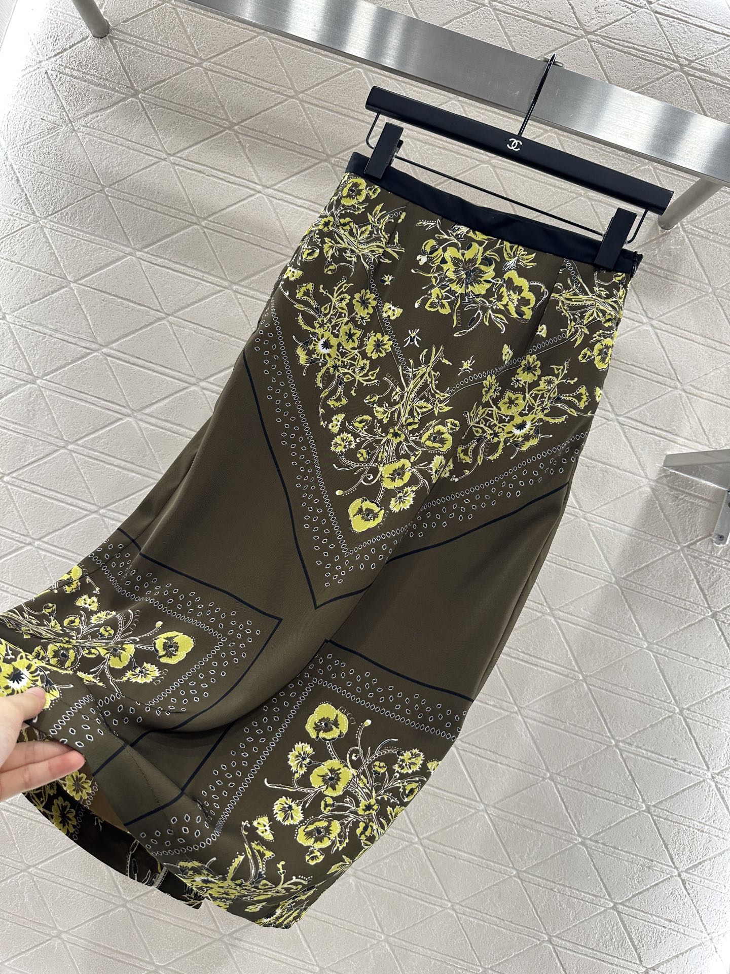 ♥Gucc*♥2025新品上架 印花飘带衬衫半裙套装定制YB进口斜纹稠材质 质感光泽 垂顺舒适 撞色翻领