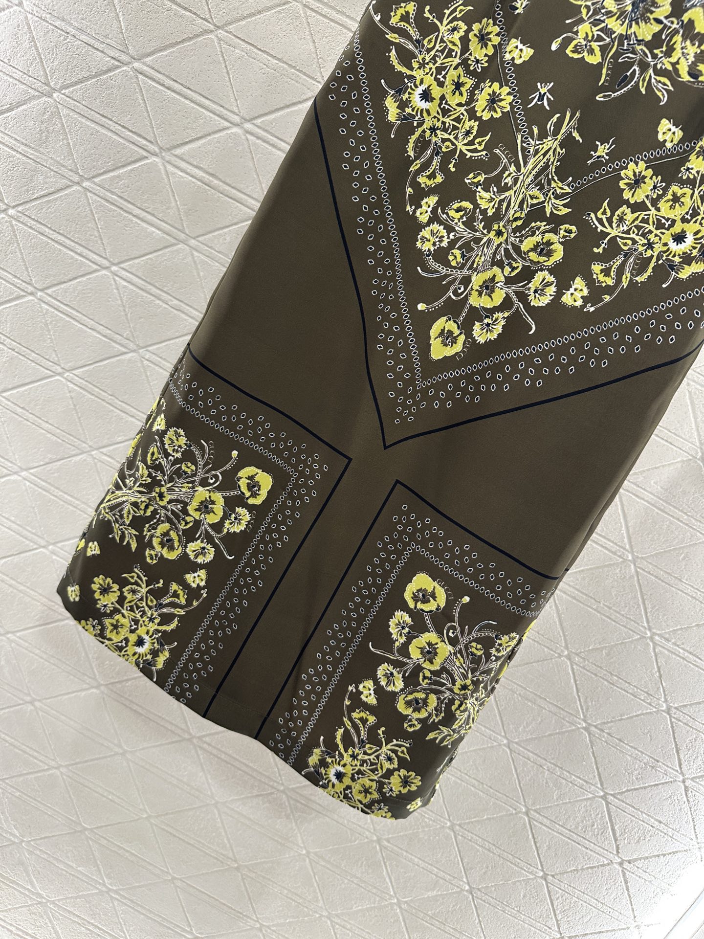 ♥Gucc*♥2025新品上架 印花飘带衬衫半裙套装定制YB进口斜纹稠材质 质感光泽 垂顺舒适 撞色翻领