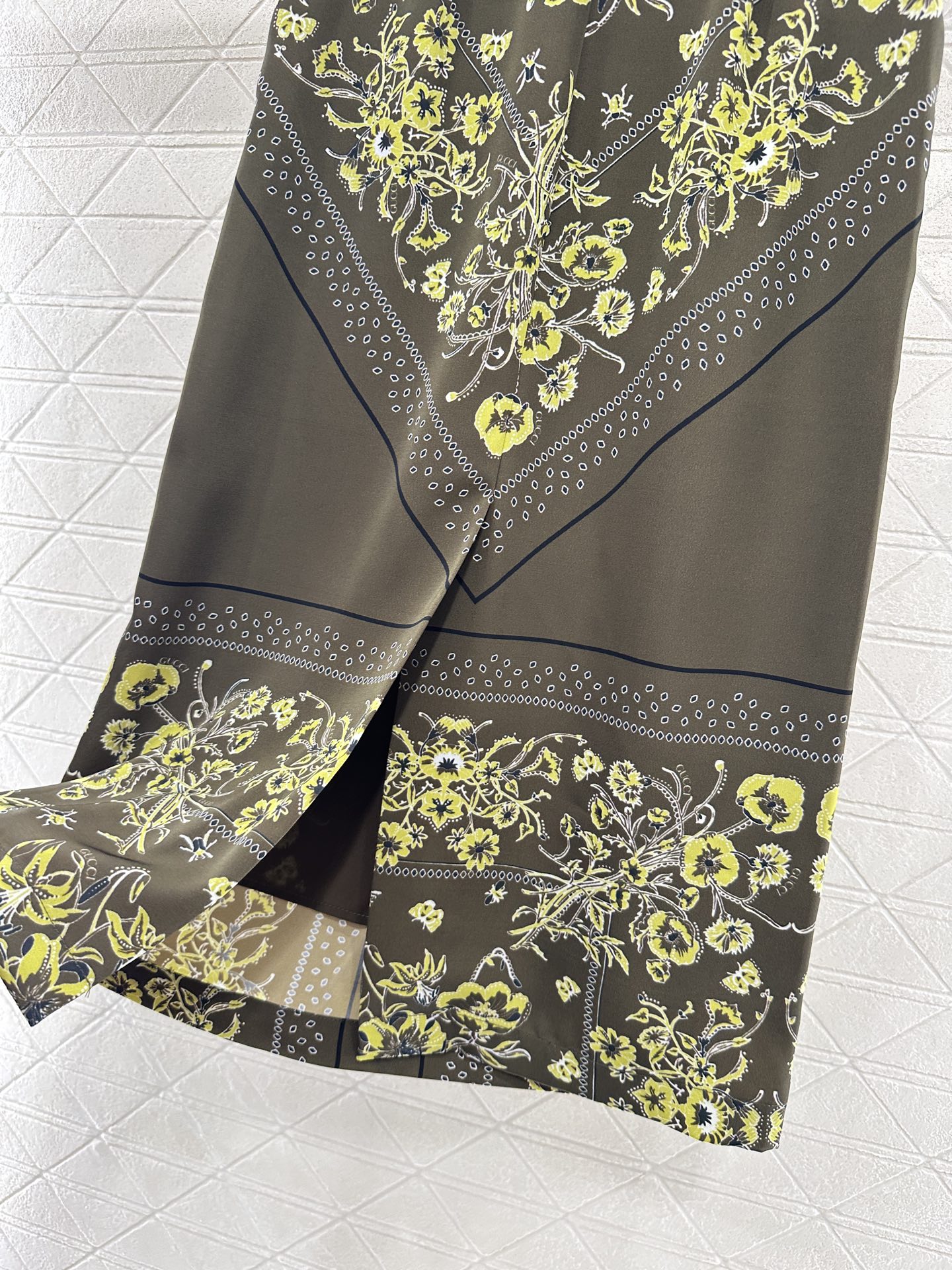 ♥Gucc*♥2025新品上架 印花飘带衬衫半裙套装定制YB进口斜纹稠材质 质感光泽 垂顺舒适 撞色翻领