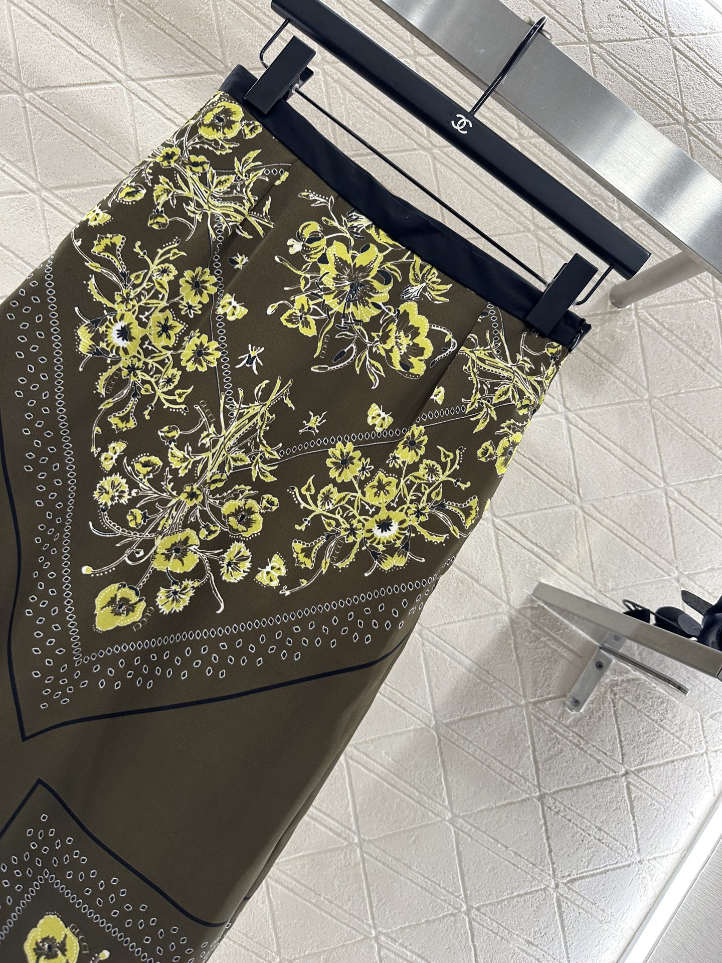 ♥Gucc*♥2025新品上架 印花飘带衬衫半裙套装定制YB进口斜纹稠材质 质感光泽 垂顺舒适 撞色翻领