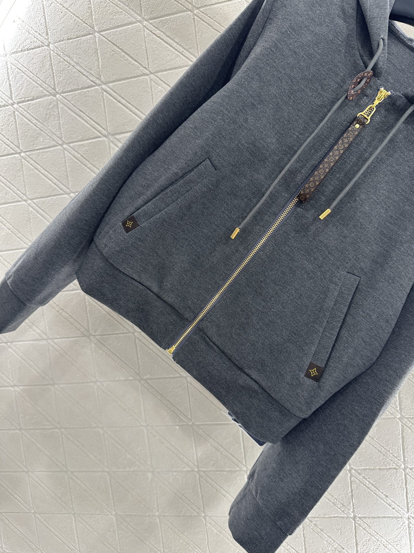 ♥Louis vuitto*♥2025新品上架 连帽外套长裤套装定制YB斜纹全棉材质 质感光泽 舒适垂顺