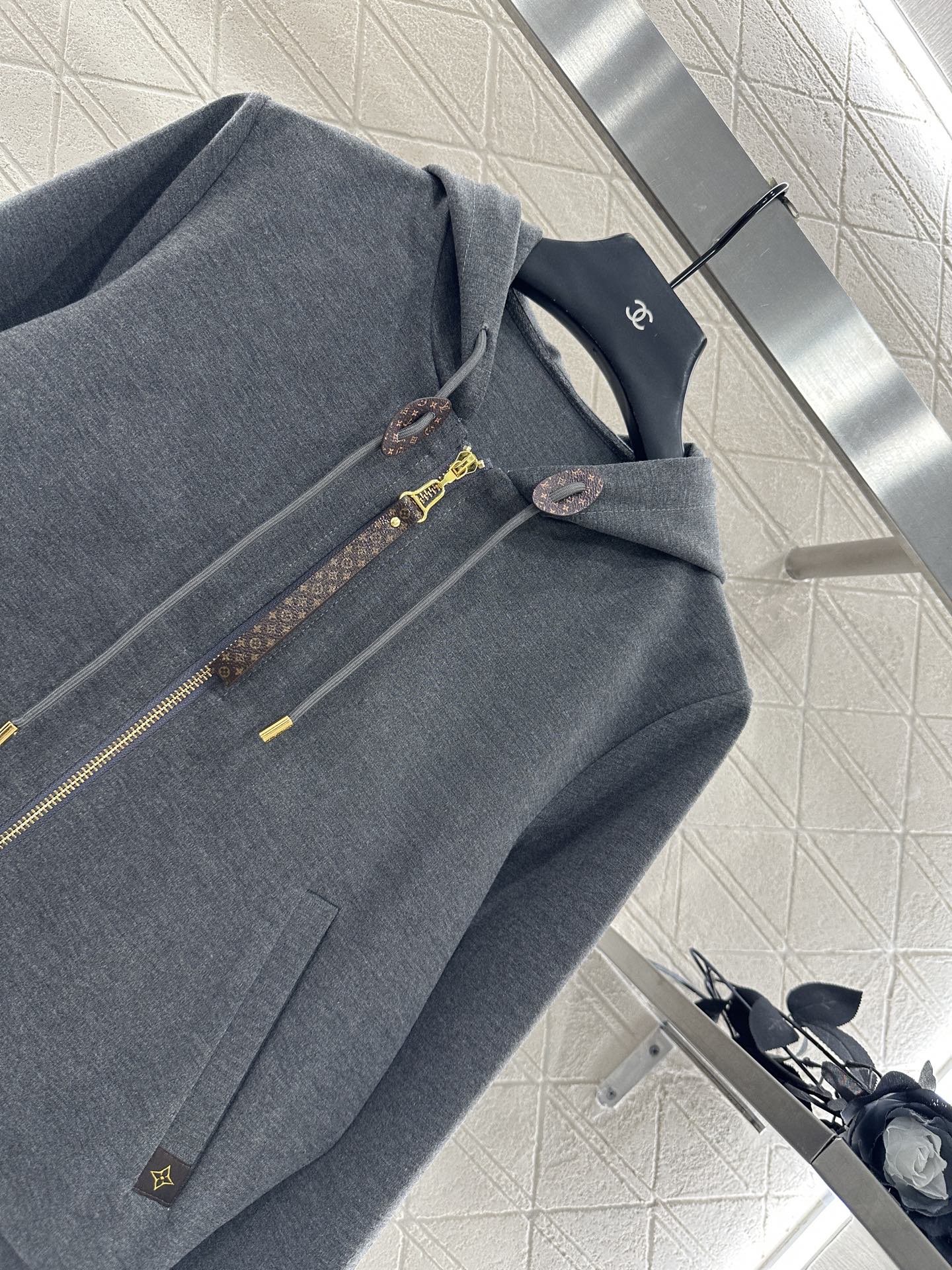 ♥Louis vuitto*♥2025新品上架 连帽外套长裤套装定制YB斜纹全棉材质 质感光泽 舒适垂顺