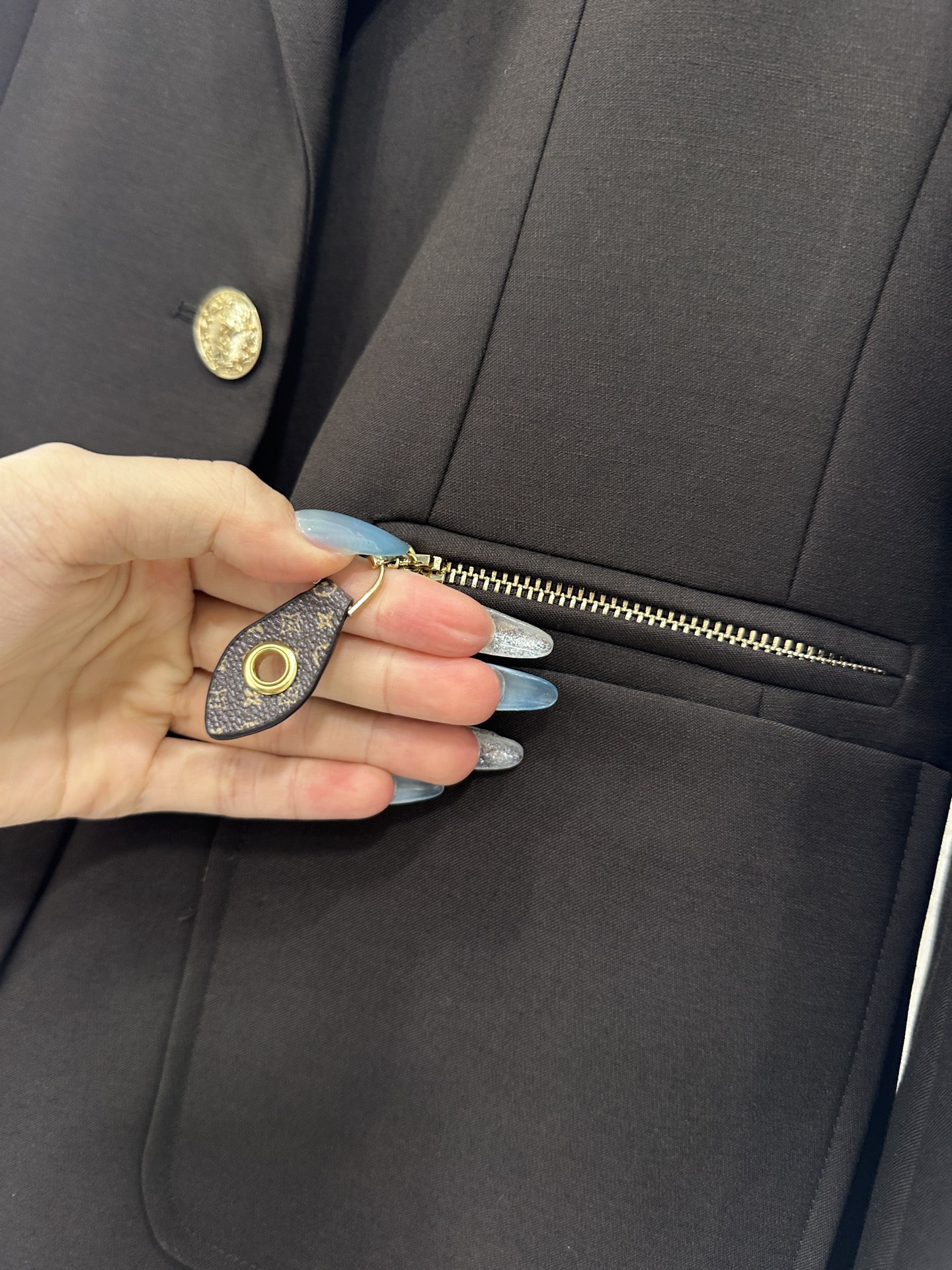 ♥Louis Vuitto*♥2025新品上架 翻领拉链口袋西装外套定制YB进口精纺羊毛材质 质感光泽 