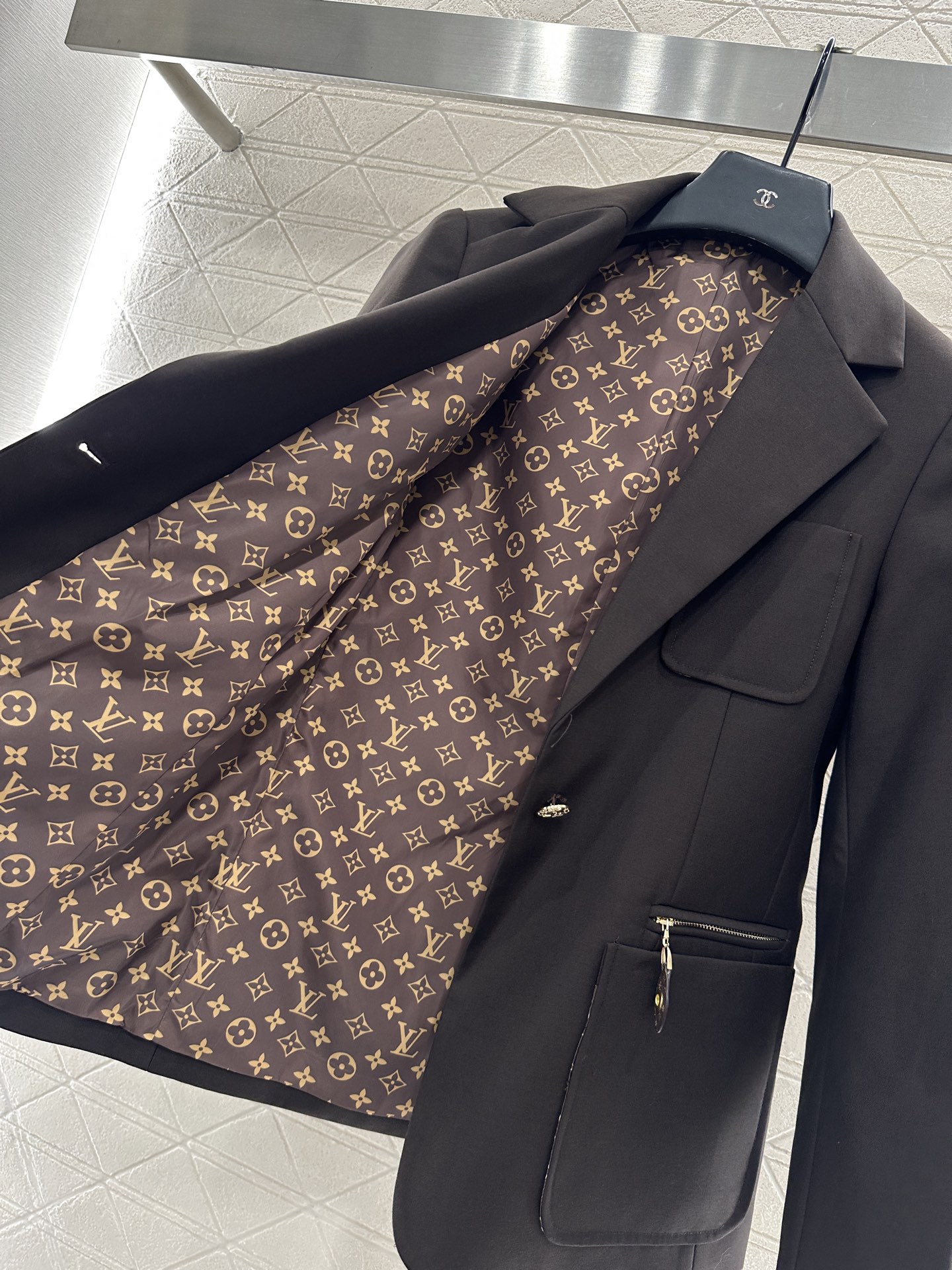 ♥Louis Vuitto*♥2025新品上架 翻领拉链口袋西装外套定制YB进口精纺羊毛材质 质感光泽 