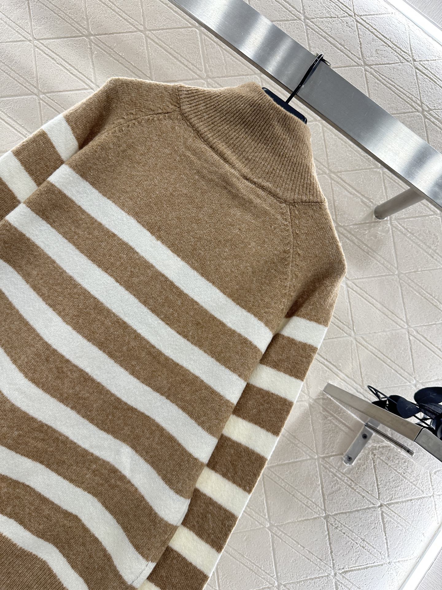 ♥Valentin*♥2025新品上架 翻领条纹半开襟针织长袖定制YB羊毛纱线织造 细腻柔软 弹力十足 