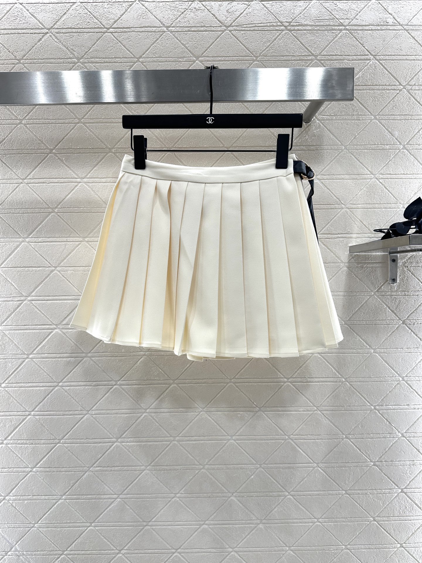 ♥Louis vuitto*♥2025新品上架 高腰单侧带扣百褶短裙定制YB进口精仿羊毛材质 光泽舒适 