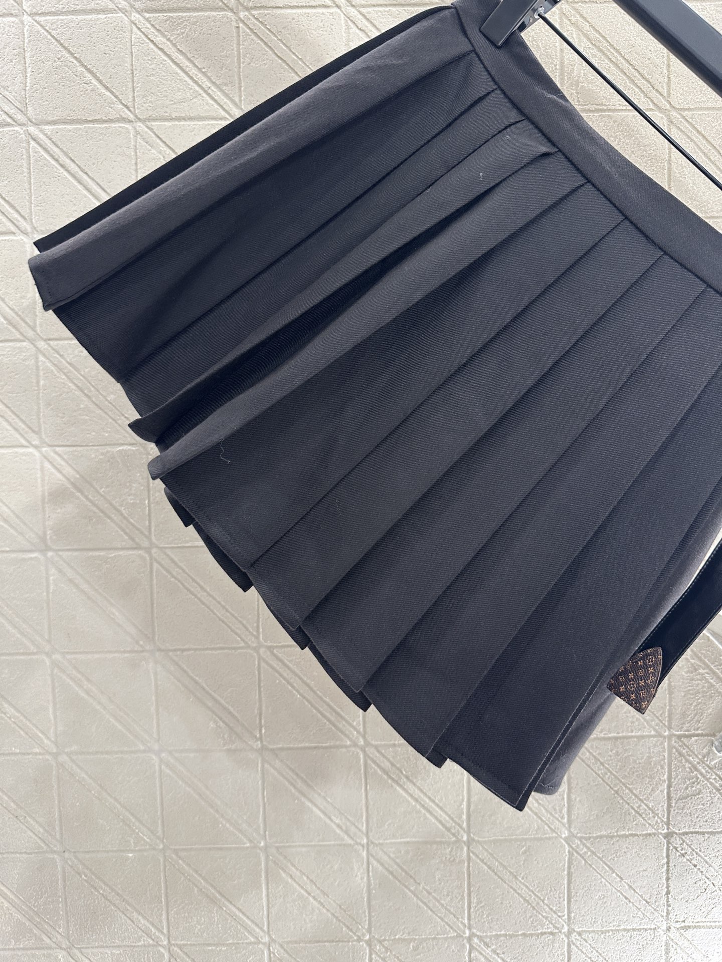 ♥Louis vuitto*♥2025新品上架 高腰单侧带扣百褶短裙定制YB进口精仿羊毛材质 光泽舒适 