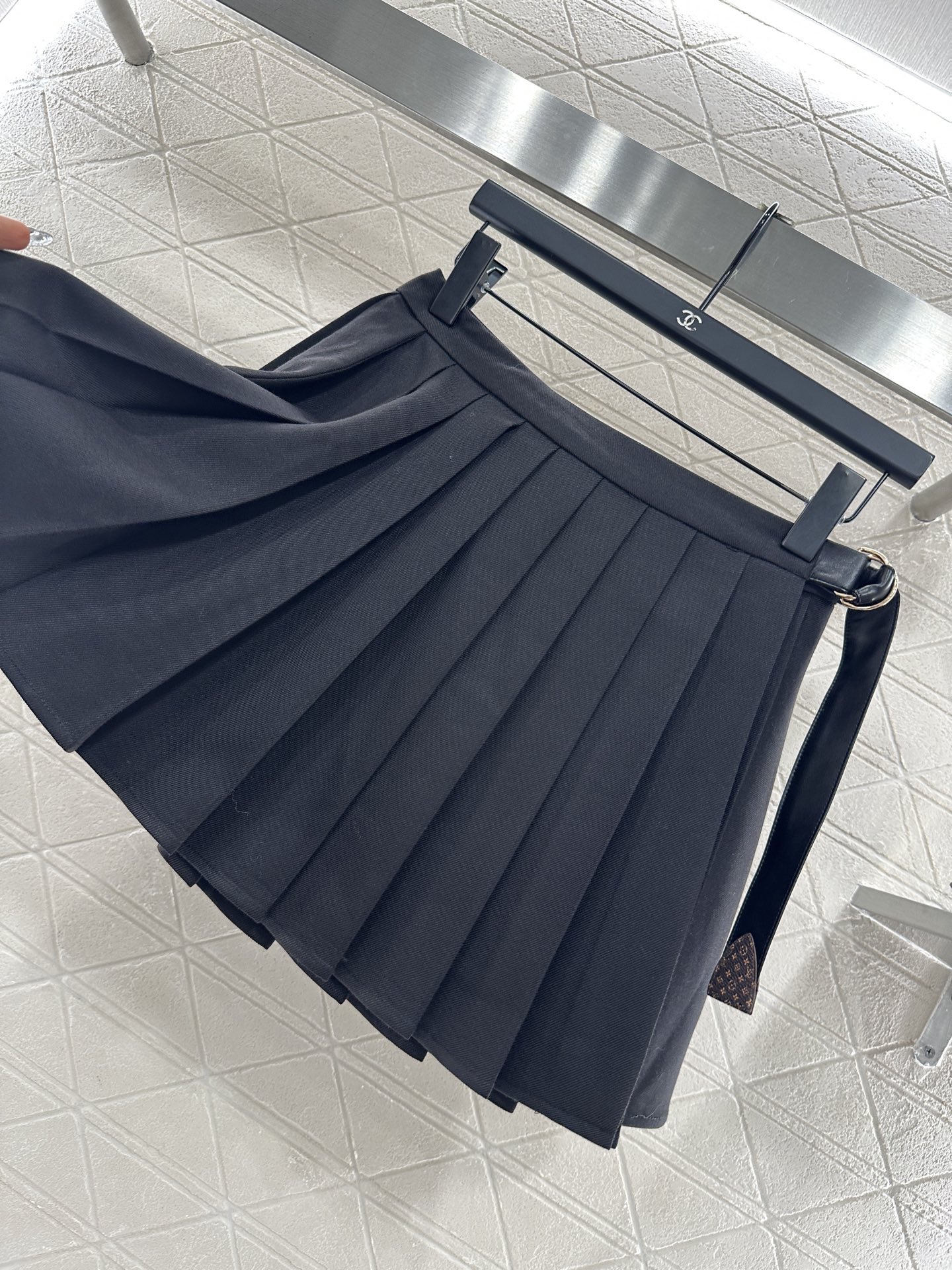 ♥Louis vuitto*♥2025新品上架 高腰单侧带扣百褶短裙定制YB进口精仿羊毛材质 光泽舒适 