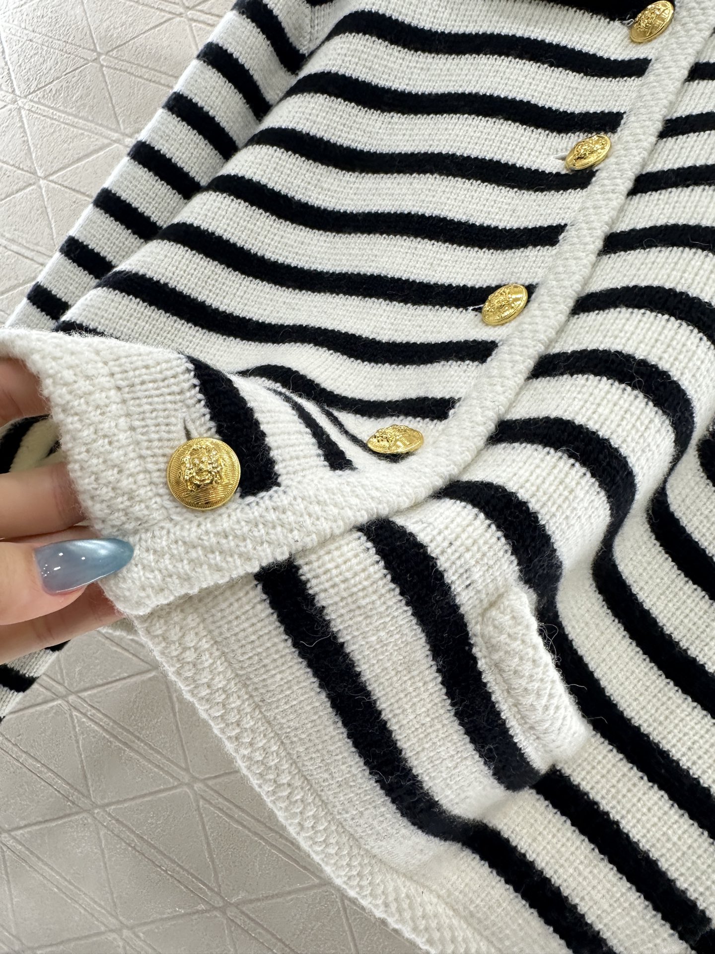 ♥Celin*♥2025新品上架 翻领针织条纹开衫定制YB羊毛针织材质 柔软细腻 质感舒适 翻领开衫剪裁