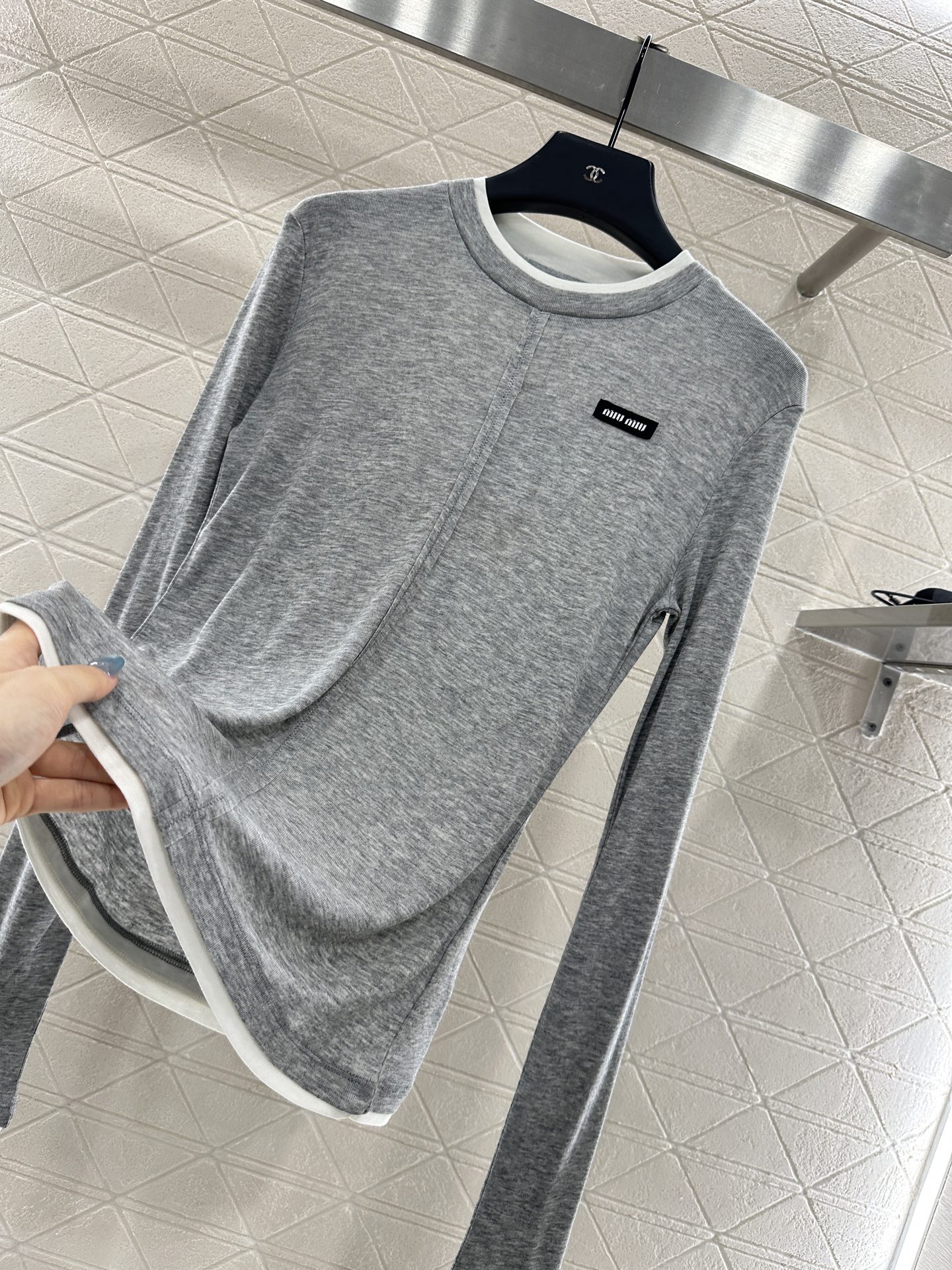 ♥ Miumi*♥2025新品上架 撞色假两件圆领长袖打底定制YB天丝羊毛材质 亲肤透气 弹力十足 圆领