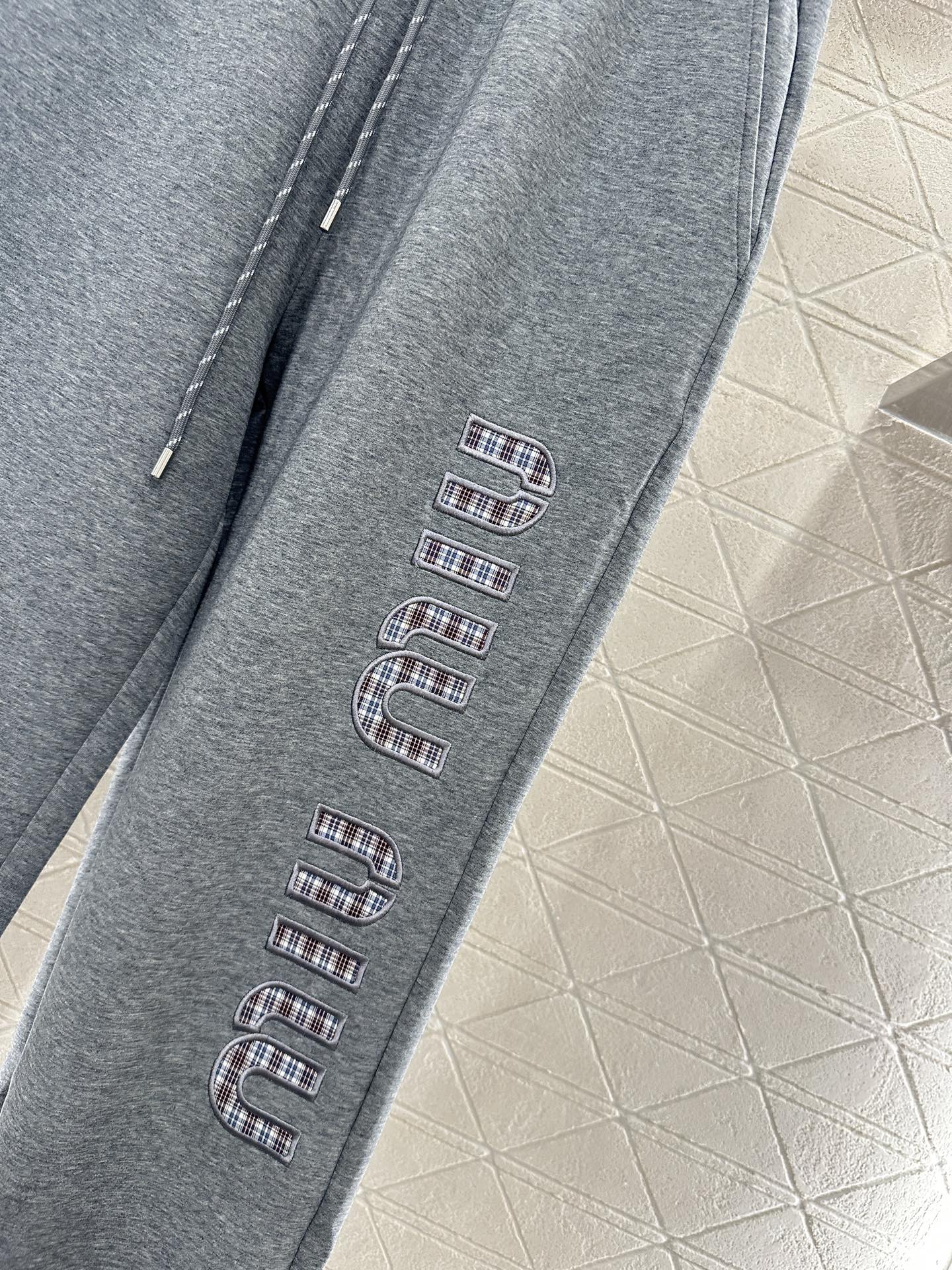 ♥Miumi*♥2025新品上架 两面穿连帽外套长裤套装定制YB斜纹全棉材质，质感光泽，舒适垂顺，连帽外