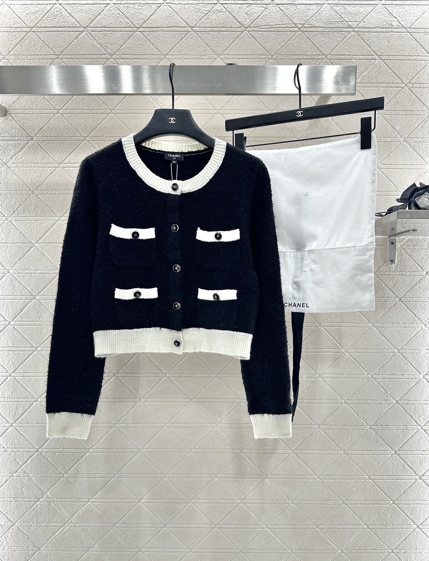 ♥Chane*♥2025新品上架 黑白撞色口袋针织开衫定制YB羊毛纱线织造，质感光泽，柔软亲肤，圆领针织