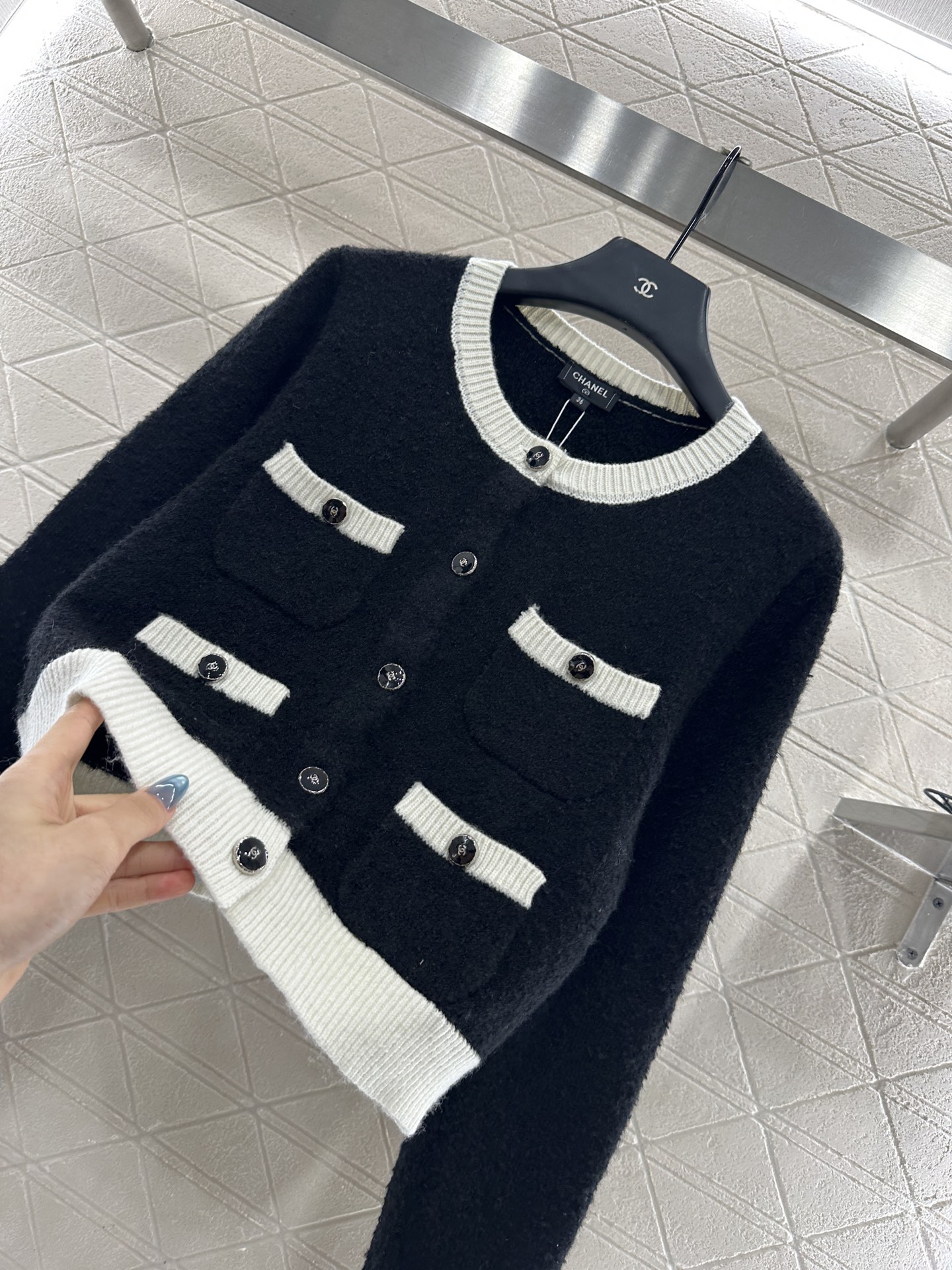 ♥Chane*♥2025新品上架 黑白撞色口袋针织开衫定制YB羊毛纱线织造，质感光泽，柔软亲肤，圆领针织