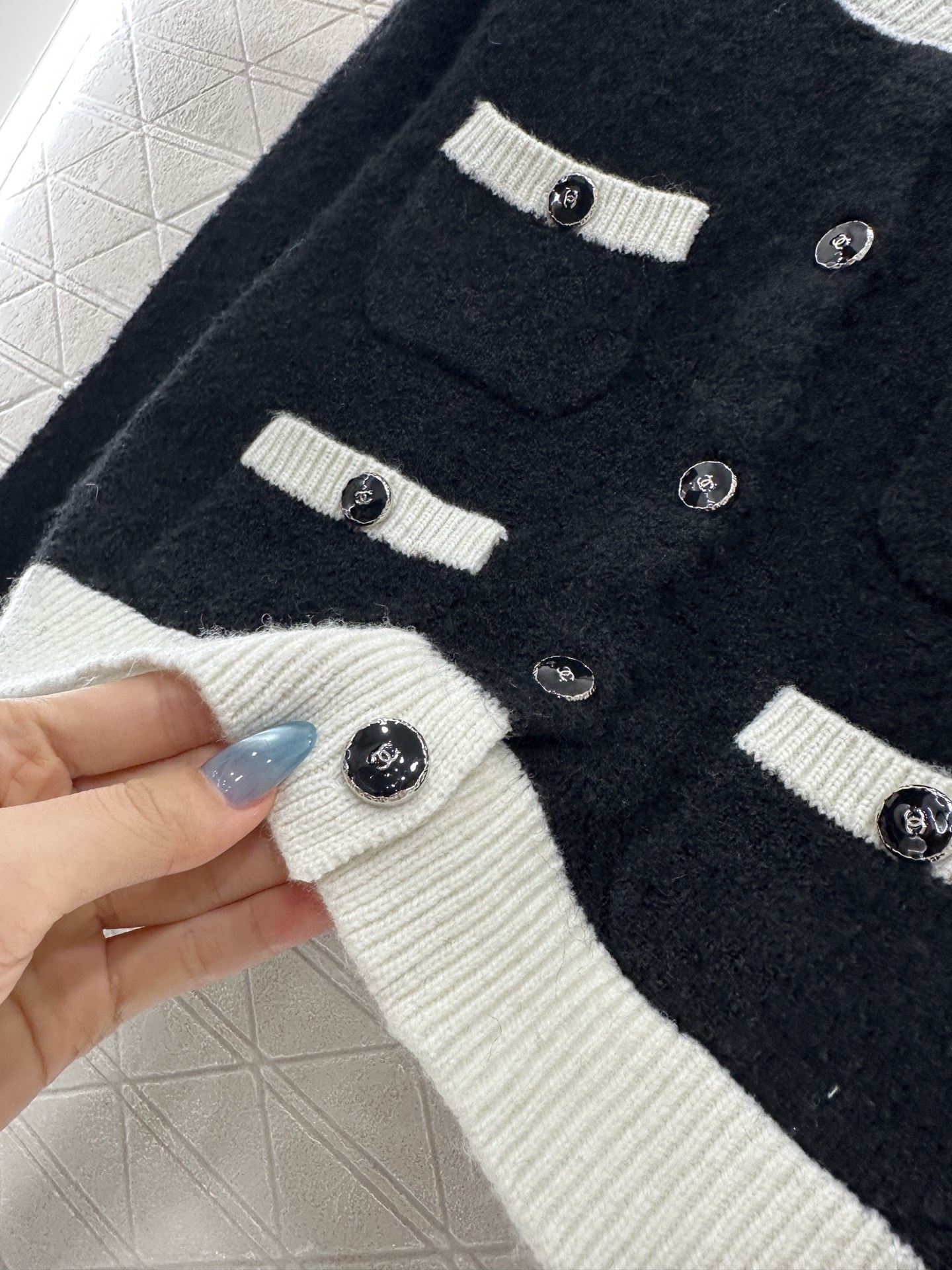♥Chane*♥2025新品上架 黑白撞色口袋针织开衫定制YB羊毛纱线织造，质感光泽，柔软亲肤，圆领针织