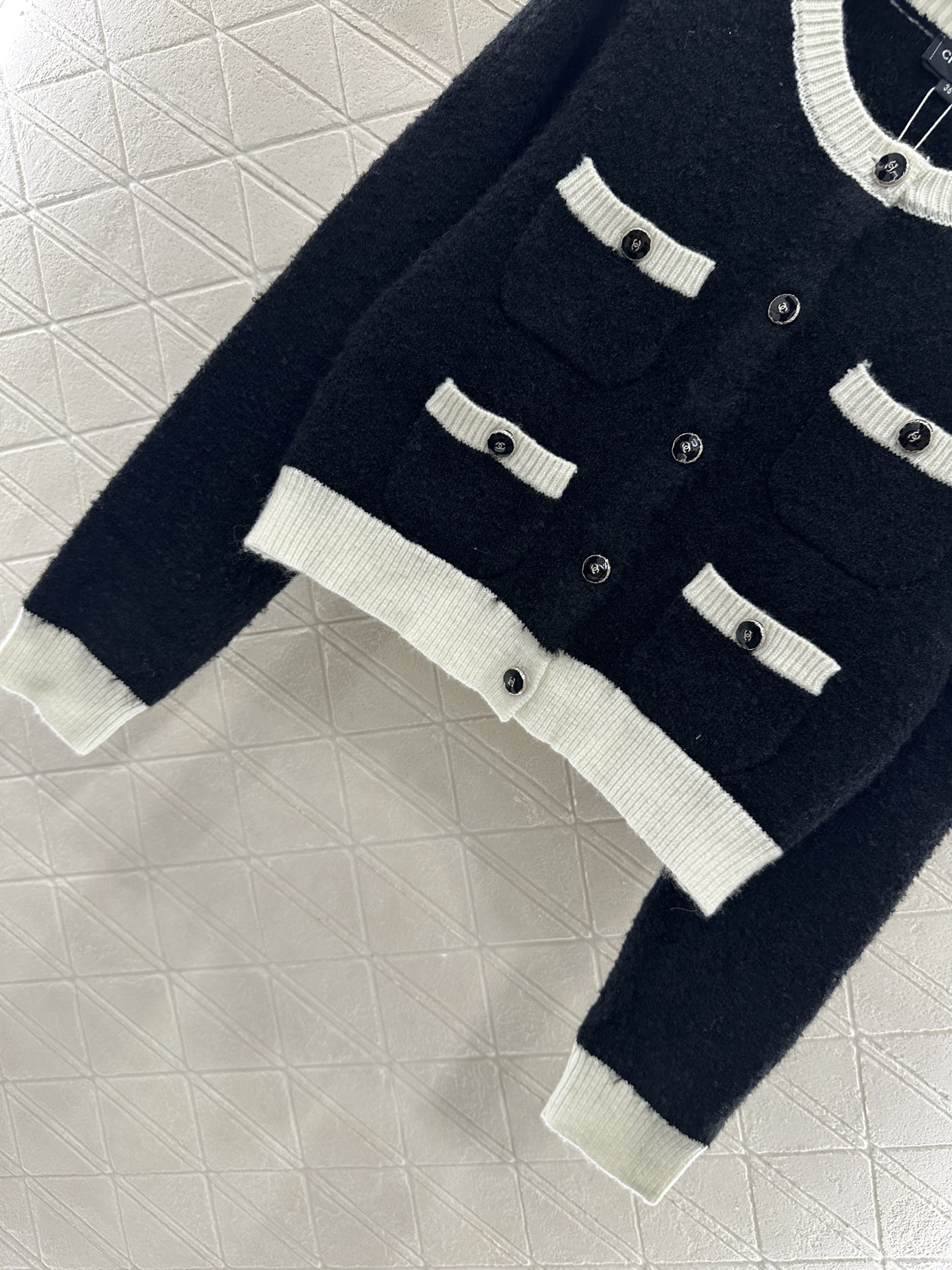 ♥Chane*♥2025新品上架 黑白撞色口袋针织开衫定制YB羊毛纱线织造，质感光泽，柔软亲肤，圆领针织