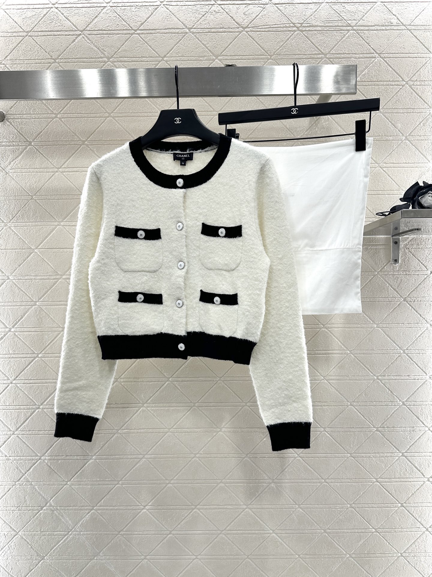 ♥Chane*♥2025新品上架 黑白撞色口袋针织开衫定制YB羊毛纱线织造，质感光泽，柔软亲肤，圆领针织