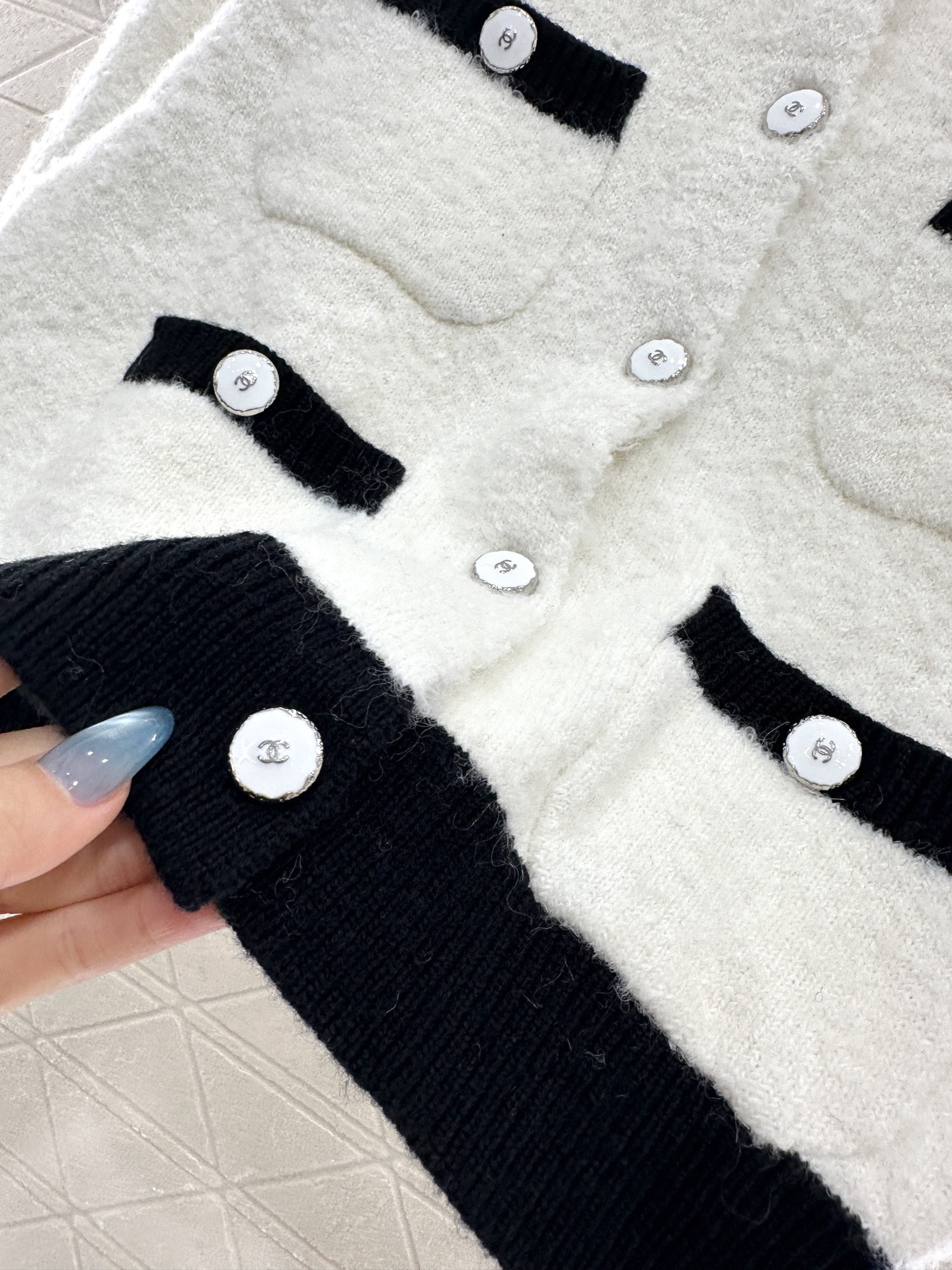 ♥Chane*♥2025新品上架 黑白撞色口袋针织开衫定制YB羊毛纱线织造，质感光泽，柔软亲肤，圆领针织